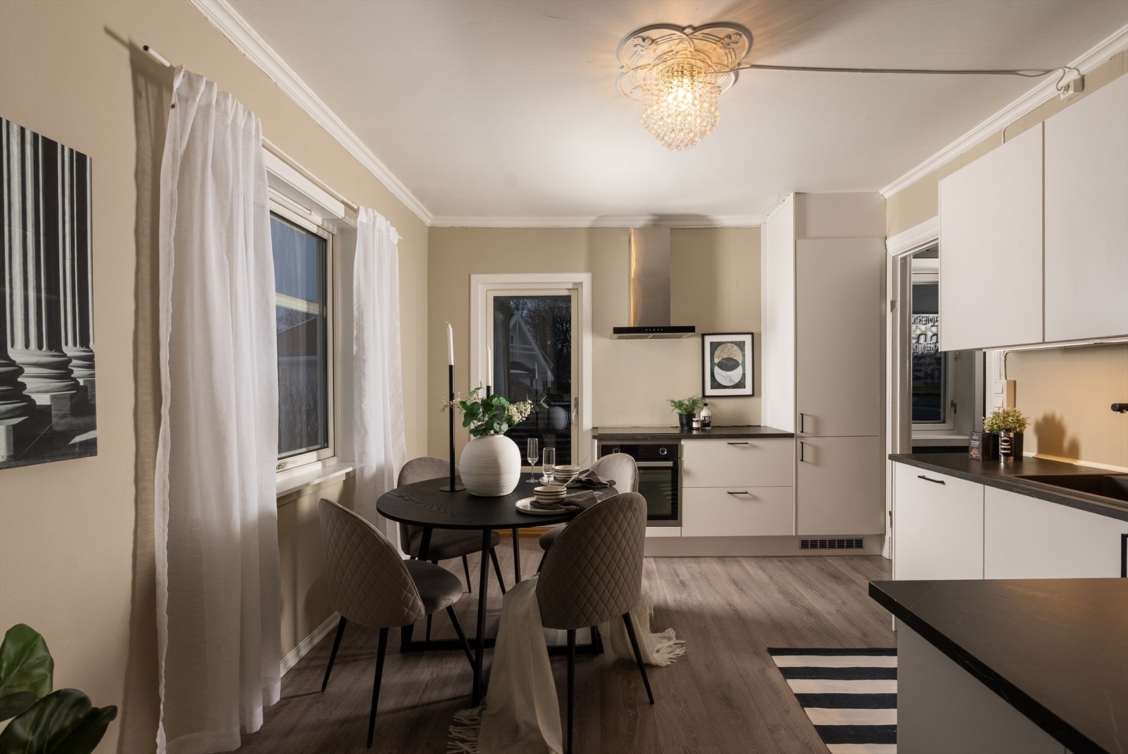 Kjøkkenrommet er stort og luftig og har utgang til en flott, nybygget balkong som ble satt opp i 2020. Galleribilde