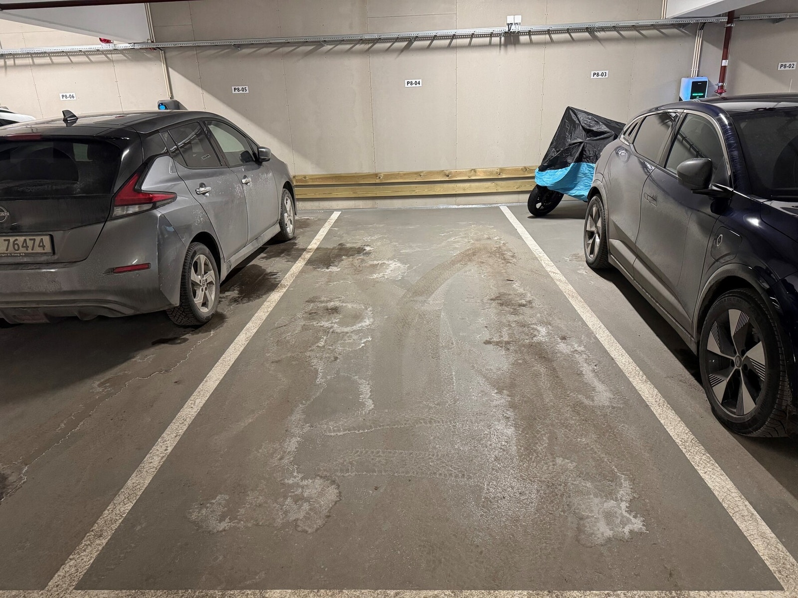 Det er mulighet for kjøp av ekstra stor garasjeplass med el-billader i tilknyttet garasjeanlegg med direkte heisadkomst. Plassen kan kjøpes for 399 000 + omk. Garasjeplassen har meget god intern beliggenhet rett ved døren til heisen! Galleribilde