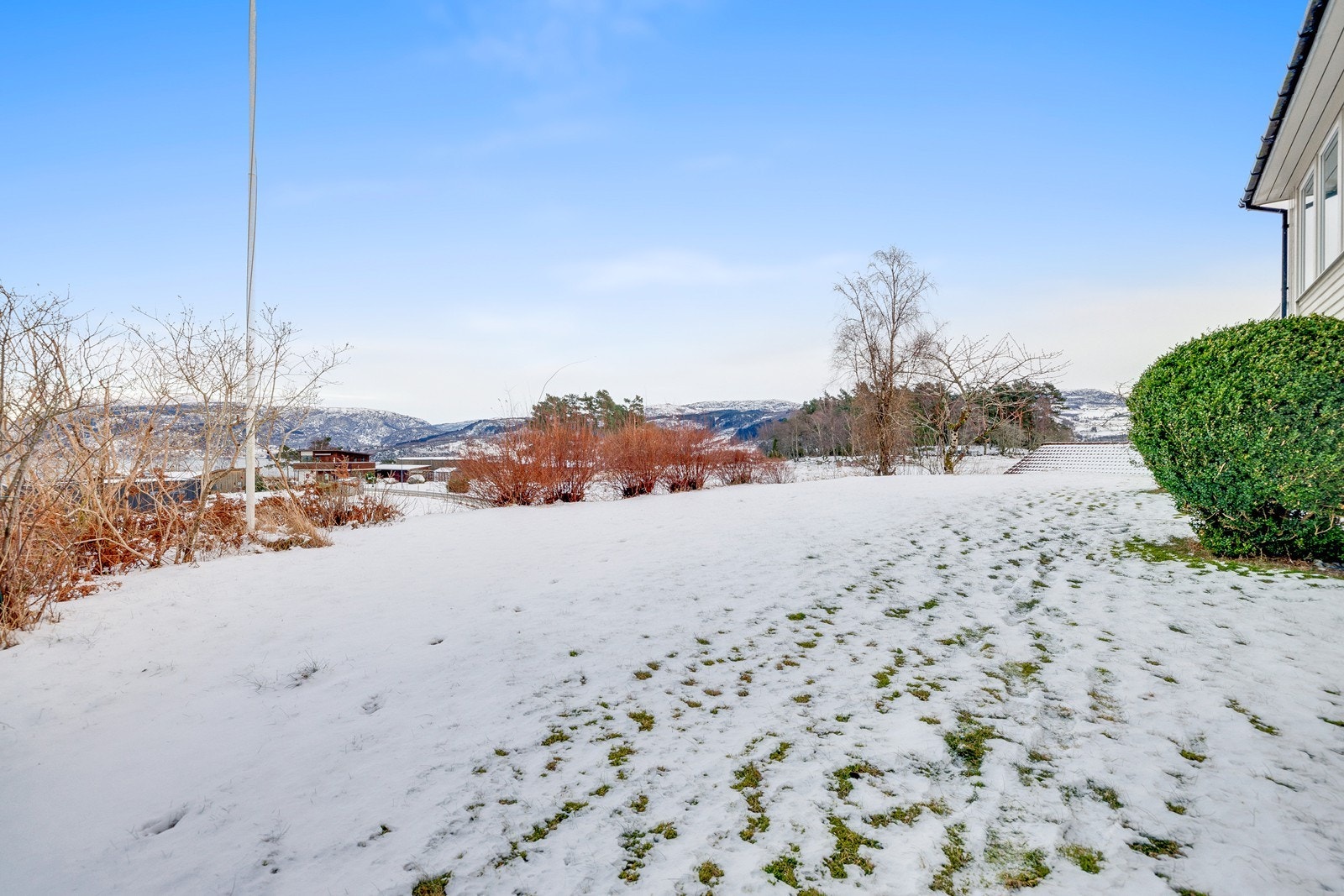 Randøy har fastlandsforbindelse til Hjelmeland med et godt utvalg av butikker og servicetilbud. Galleribilde