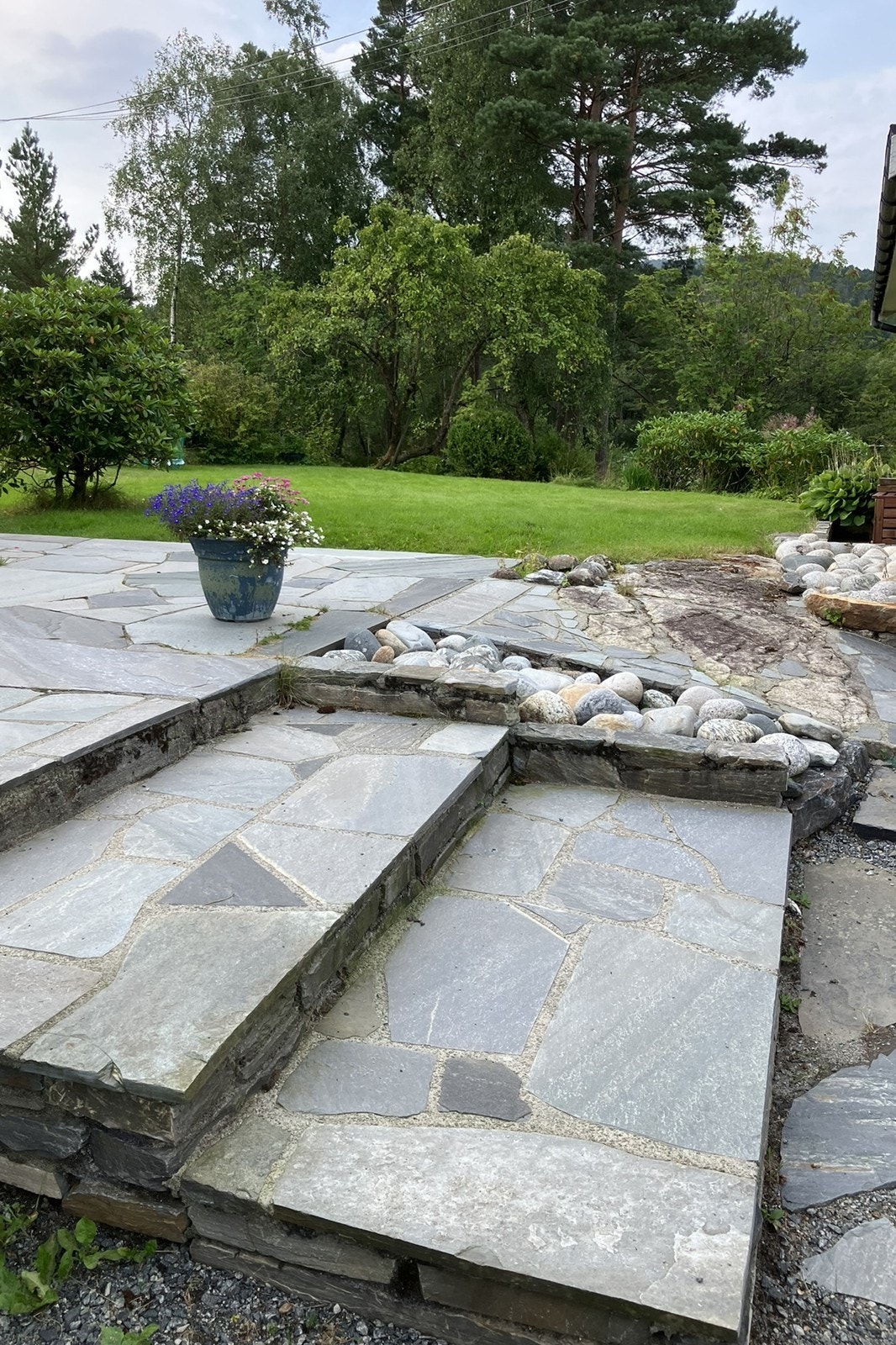 Privat foto: Stor og grønn hage med rikelig plass til lek, hageselskap, grilling og lange sommerdager ute. Galleribilde