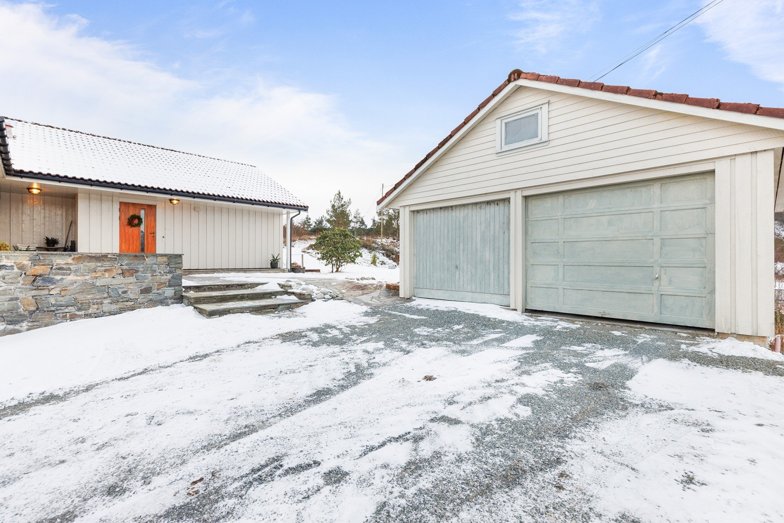 Garasjen er dobbel og har god lagringsplass Galleribilde