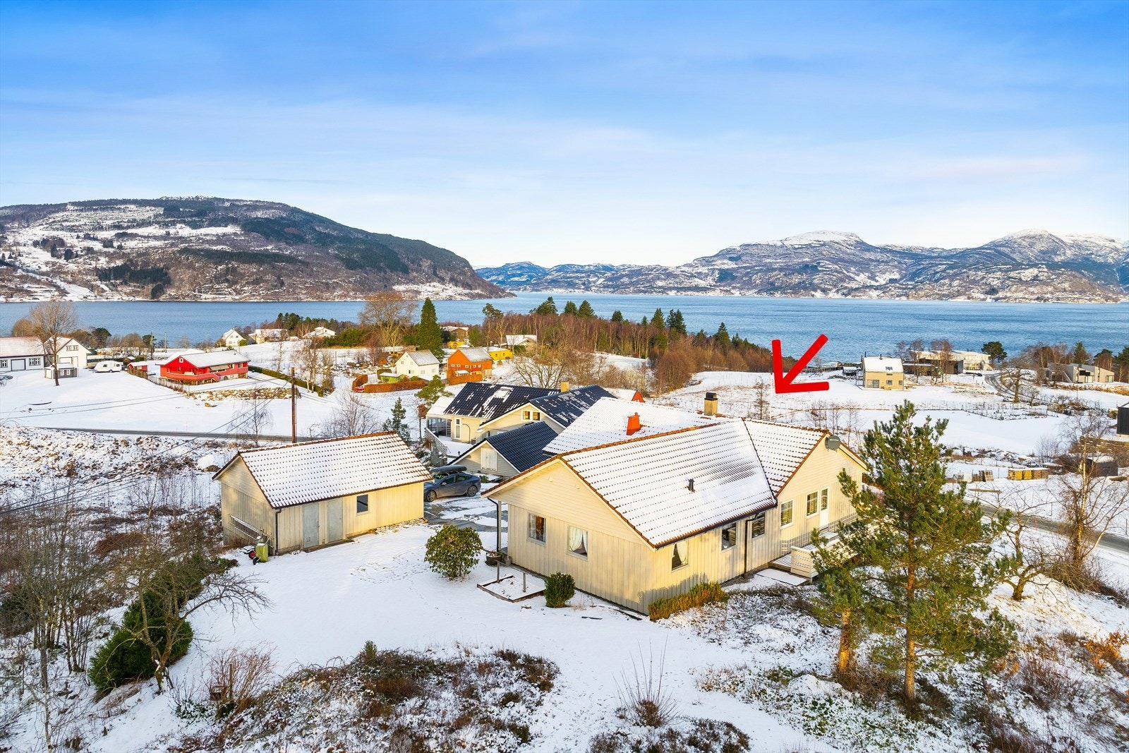 Stor og innholdsrik enebolig med nydelig utsikt og luftige omgivelser Galleribilde