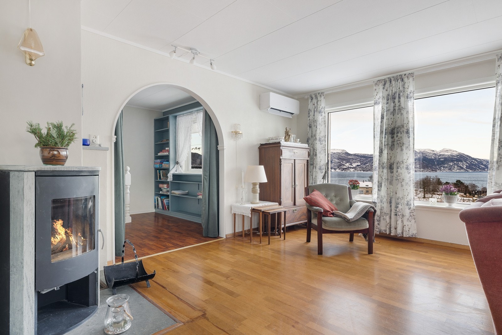 Hele stuen fremstår lys og luftig og er et trivelig oppholdsrom med god plass Galleribilde