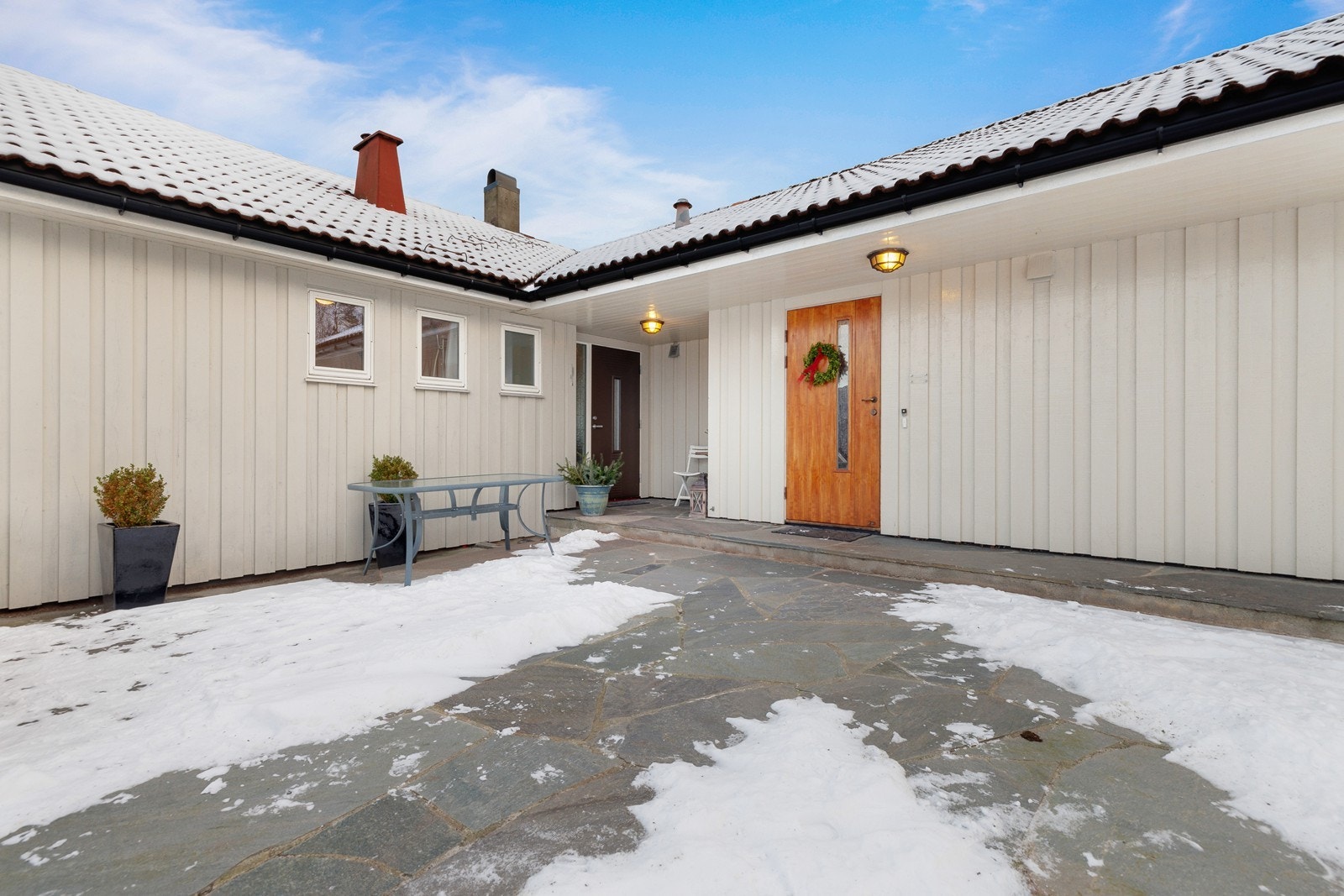 Hele inngangspartiet er belagt med skifterfliser og man gode møbleringsmuligheter for et kjekt oppholdsområde Galleribilde