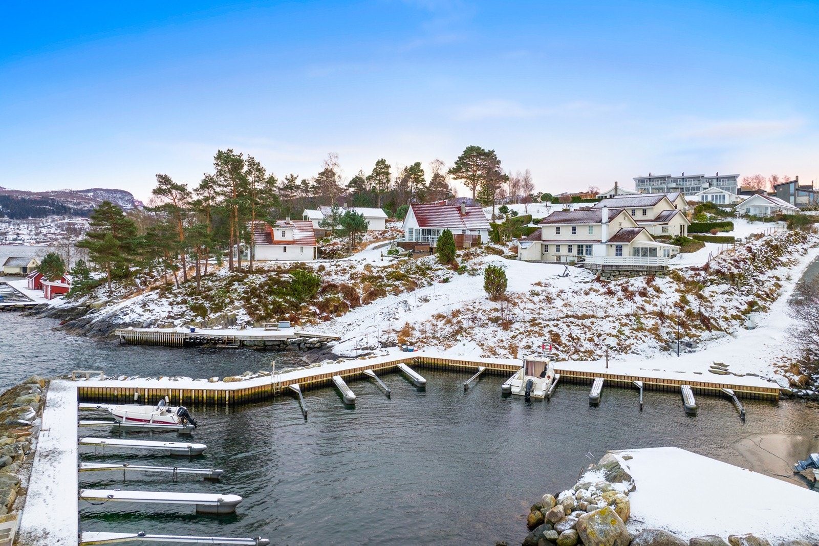 Kobbasteinen er et idyllisk område på Randøy med et yrende sjøliv om sommeren Galleribilde