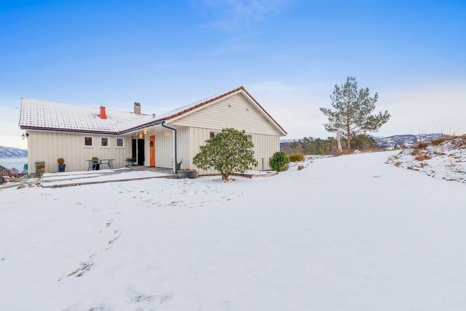 Eiendommen har en stor tomt på hele 3 760 m² med pent opparbeidet uteområde. Galleribilde