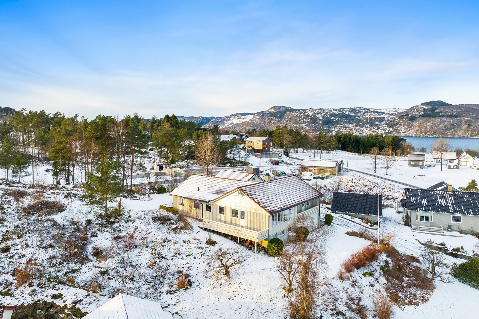 Eiendommen har en tomt på ca 3,7 mål med god boltreplass for store og små. Galleribilde