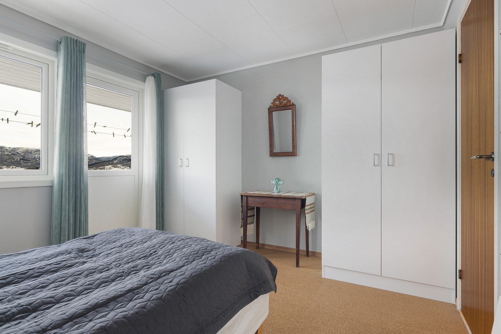 Soverom 4 har også dobble garderobeskap og direkte utgang til balkong Galleribilde