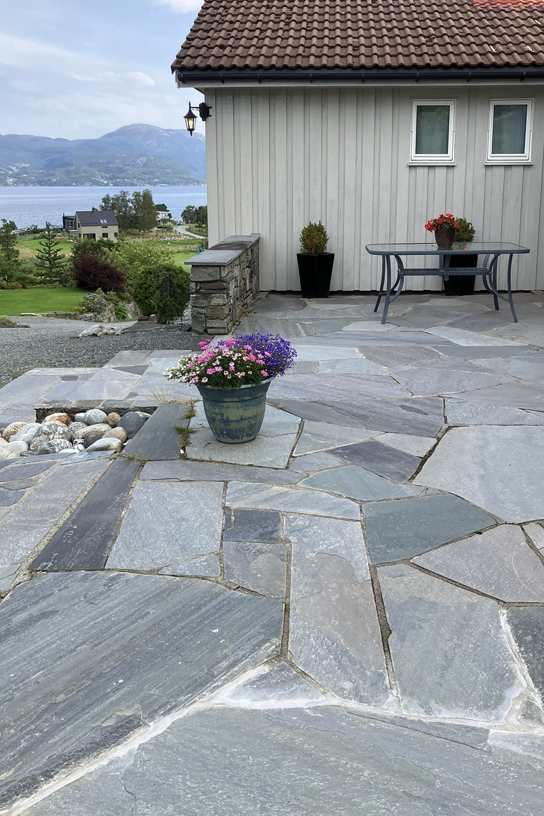 Privat foto: Flott område som har god plass til utemøbler, gilling og hyggelige sammenkomster i sommerhalvåret. Galleribilde