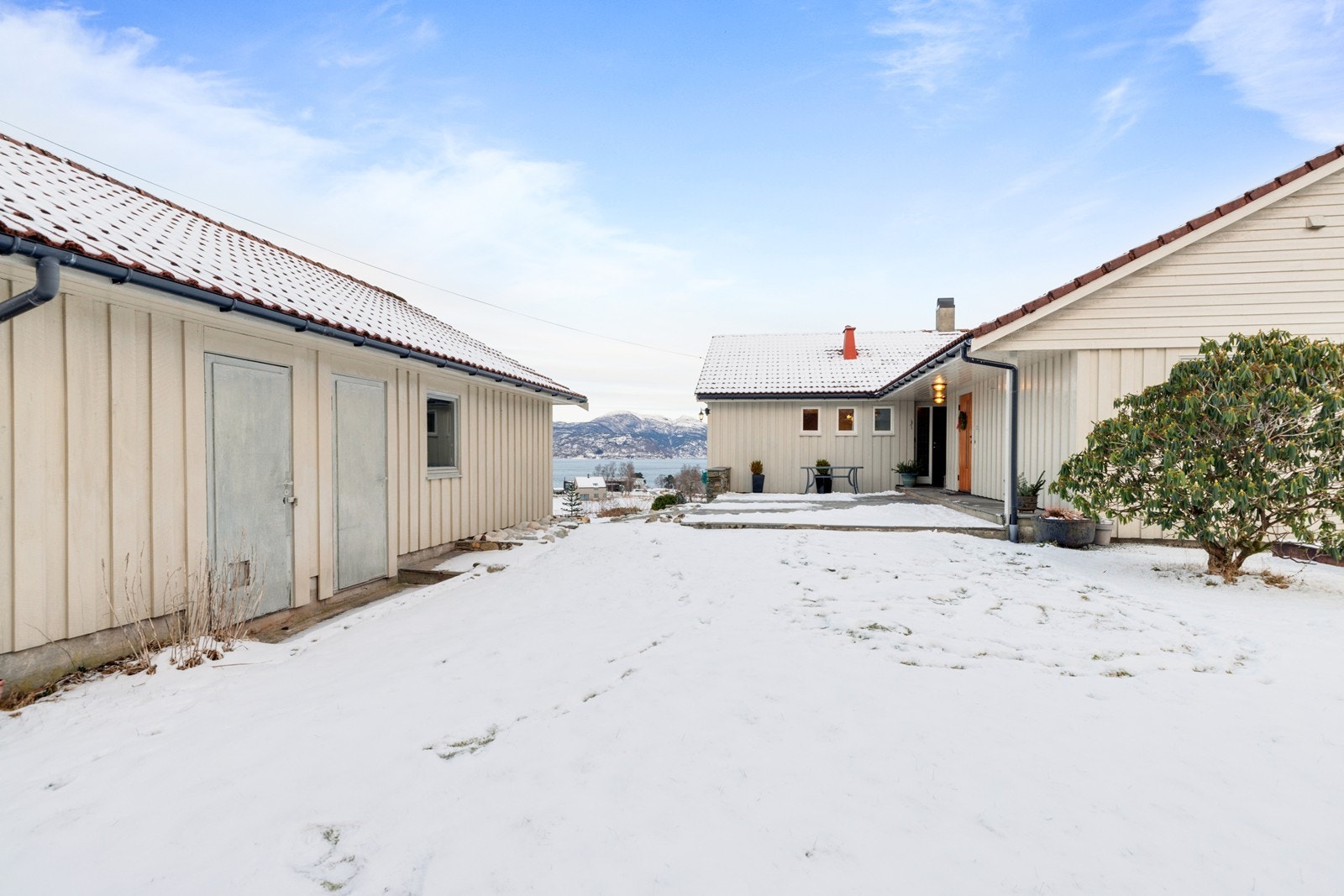 Romslig garasje like ved boligen med kort gange til og fra parkering. Galleribilde