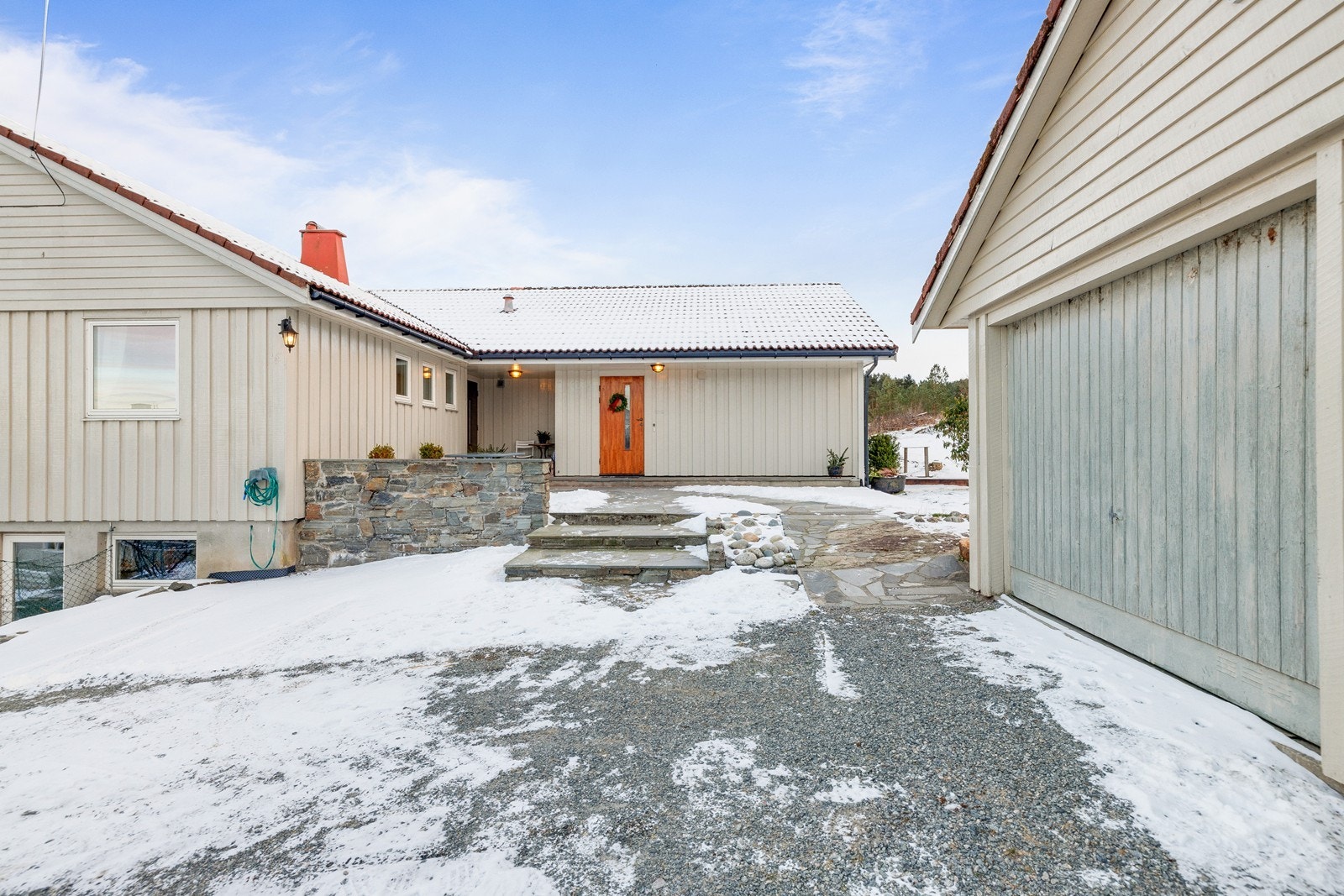 Romslig og fint inngangsparti med skjermede og lune omgivelser Galleribilde