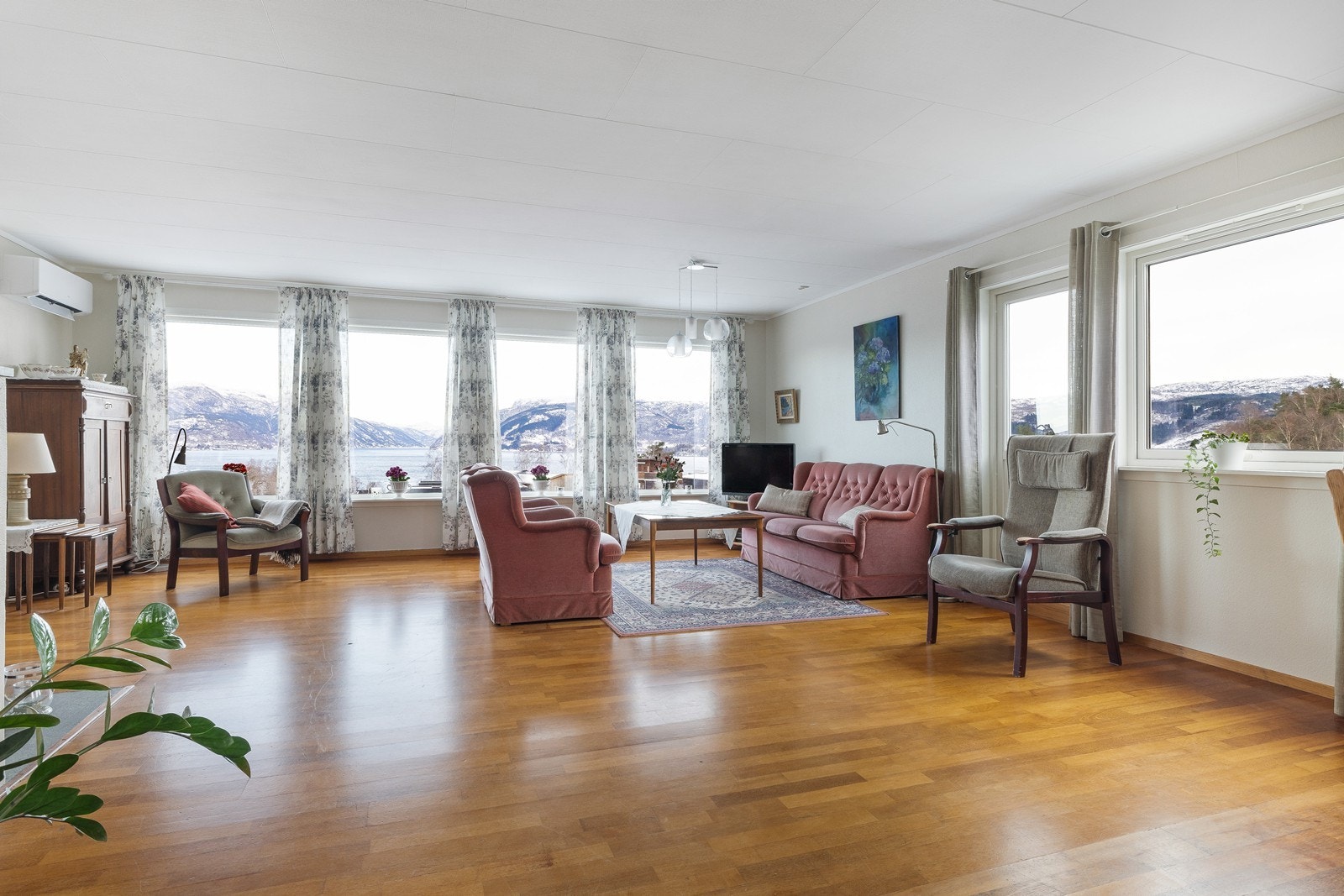 Fra stuen er det utgang til terrasse. Galleribilde