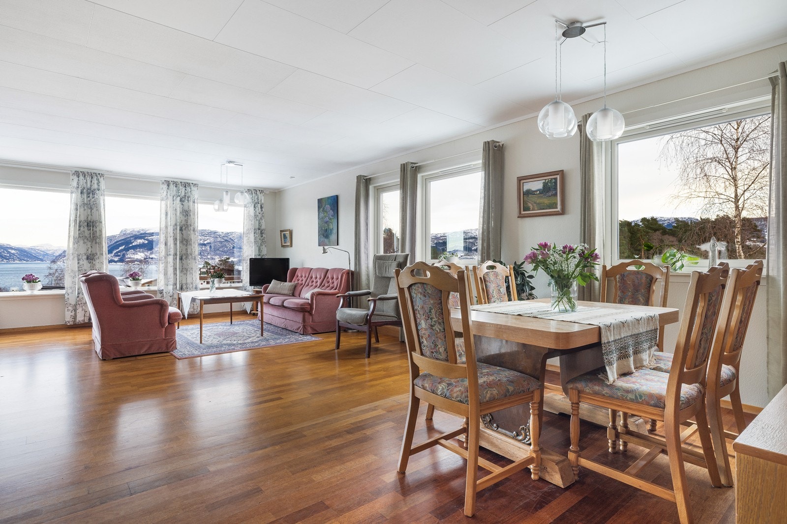 Boligen er bygget i 1977 men fikk et tilbygg i 1986 Galleribilde