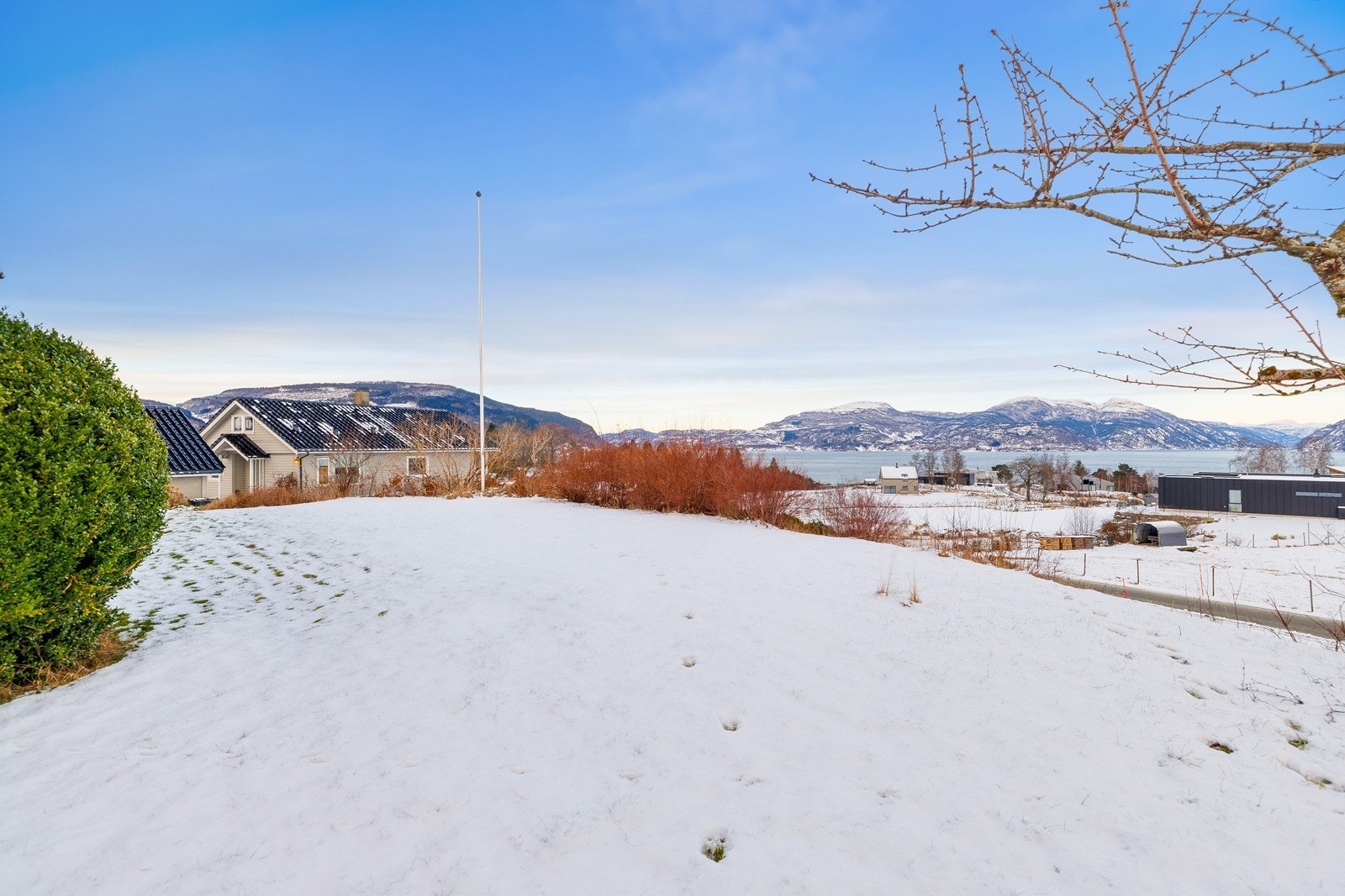 Eiendommen ligger luftig til med god avstand til naboer og gir en følelse av ro, privatliv og nærhet til naturen. Galleribilde