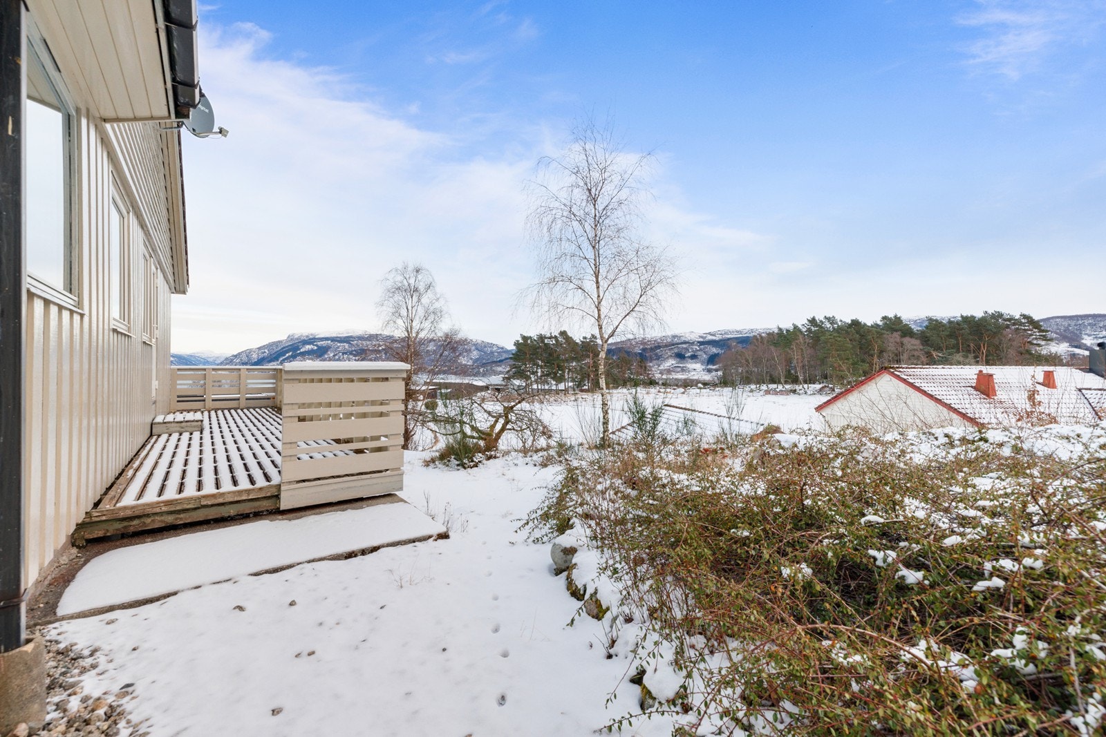 Terrassen ut fra stuen fører ned til hage og uteområdet. Galleribilde