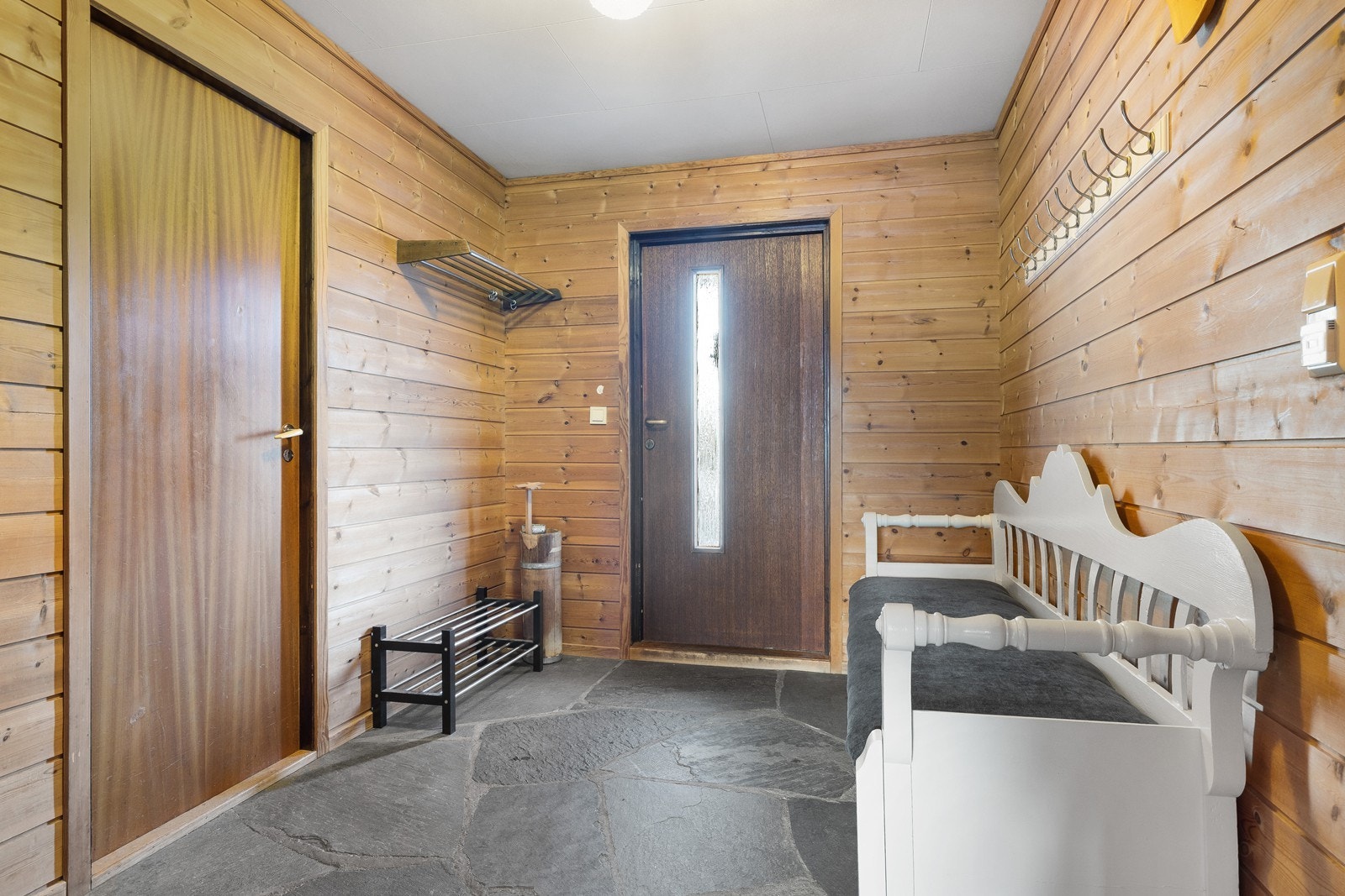 Biinngang med god plass og skiferstein på gulv med gulvvarme. Galleribilde