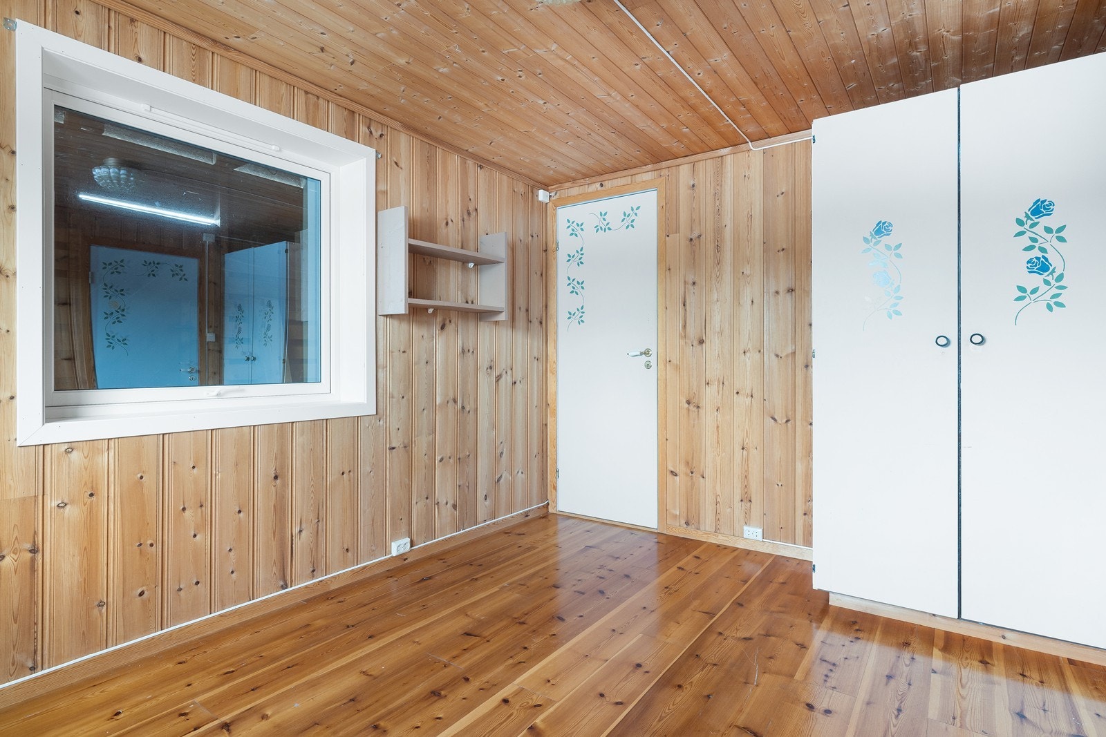 God plass til stor seng og garderobe. Galleribilde