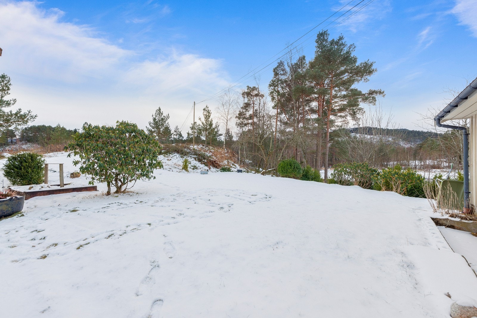 Eiendommen ligger like ved siden av den gamle skolen på Randøy hvor man har både fotballbane, fotballbinge, volleyballbane, frisbeebane og treningspark. Galleribilde