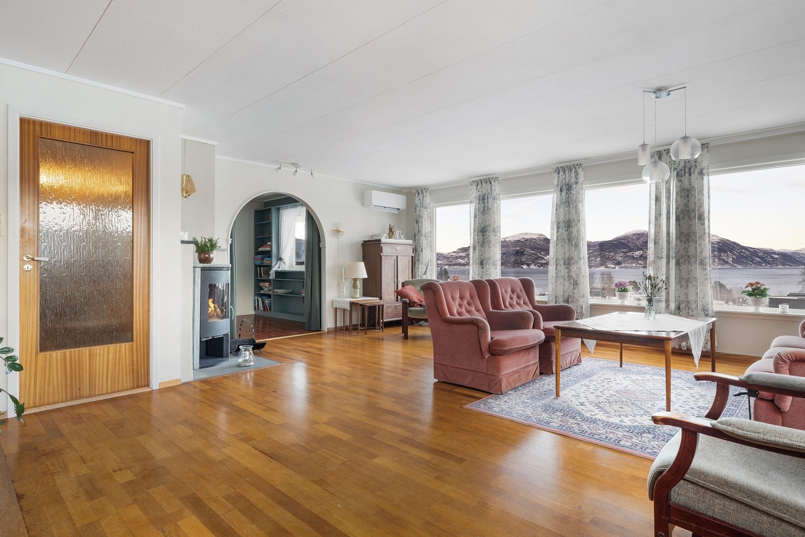 Boligen har både varmepumpe og vedovnen til oppvarming. Galleribilde