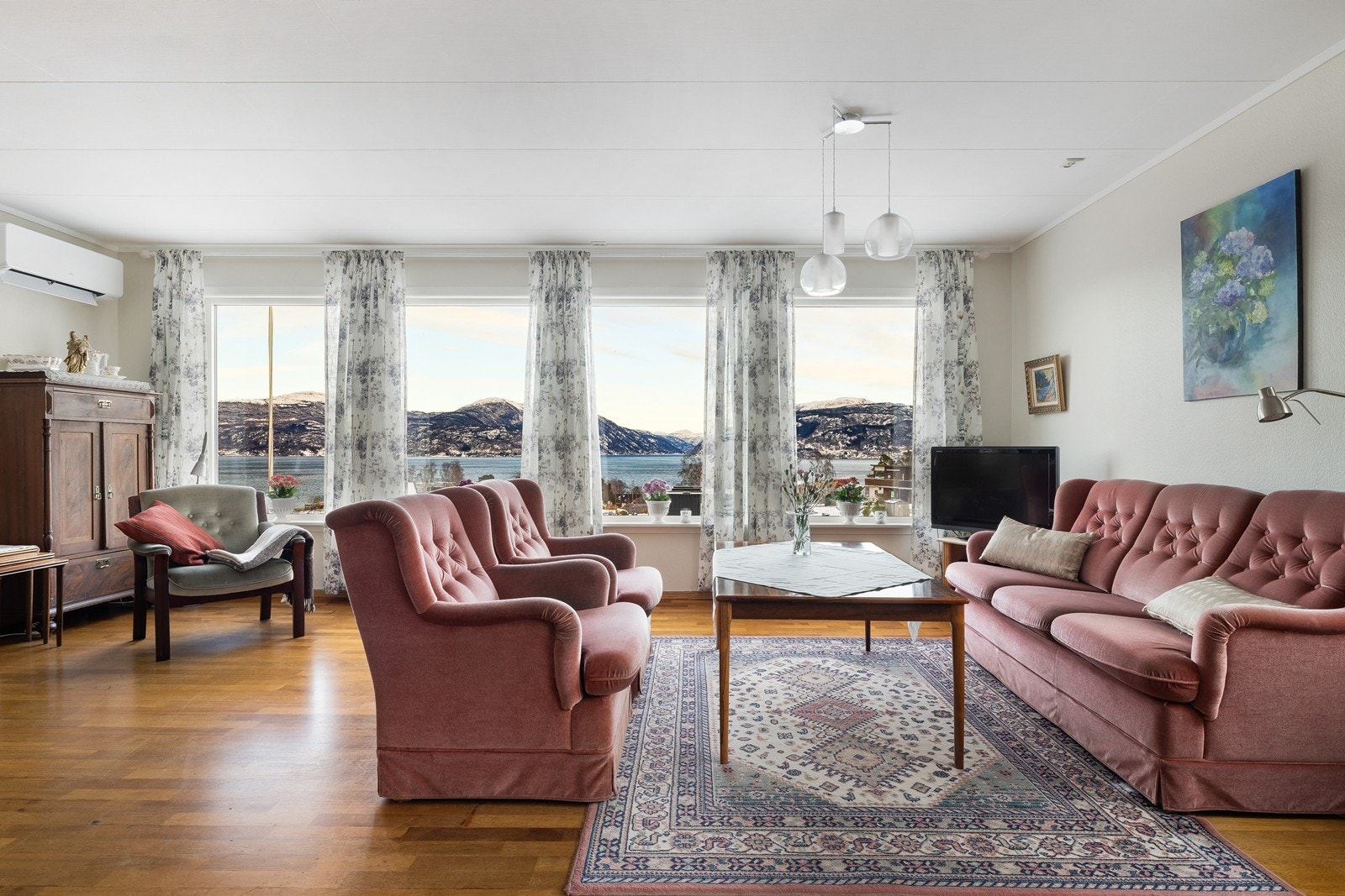 Stor og lys stue med store vindusflater mot den fantastiske utsikten! Galleribilde