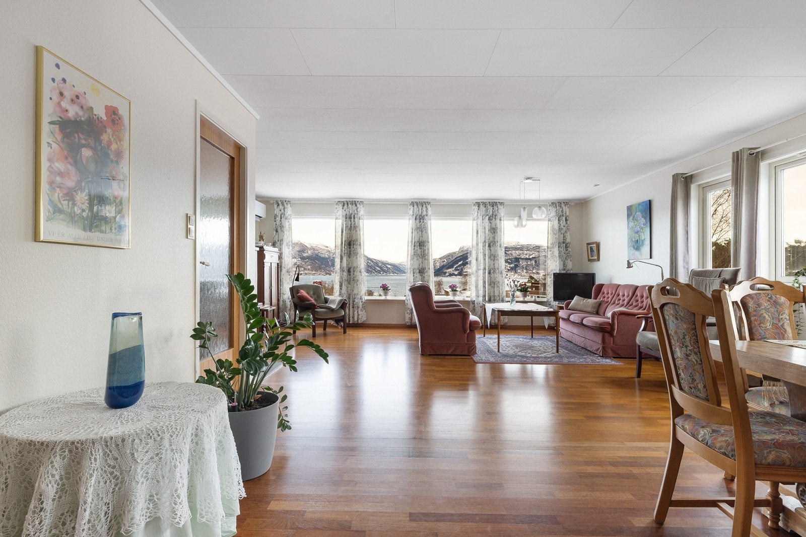 De lyse veggflatene sammen med vinduer på flere sider gir en lys og god atmosfære Galleribilde