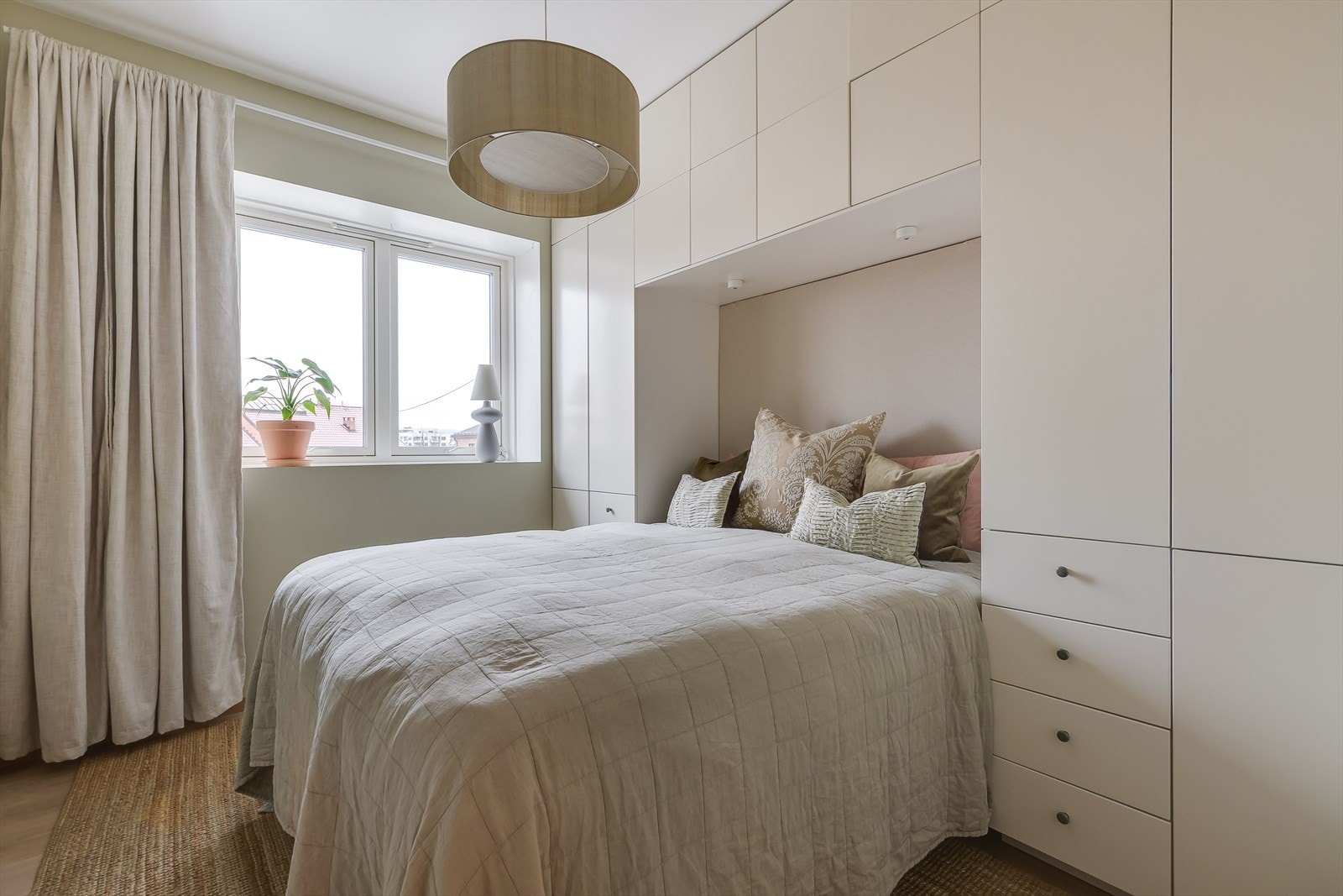 Romslig hovedsoverom med spesialtilpasset garderobeløsning Galleribilde