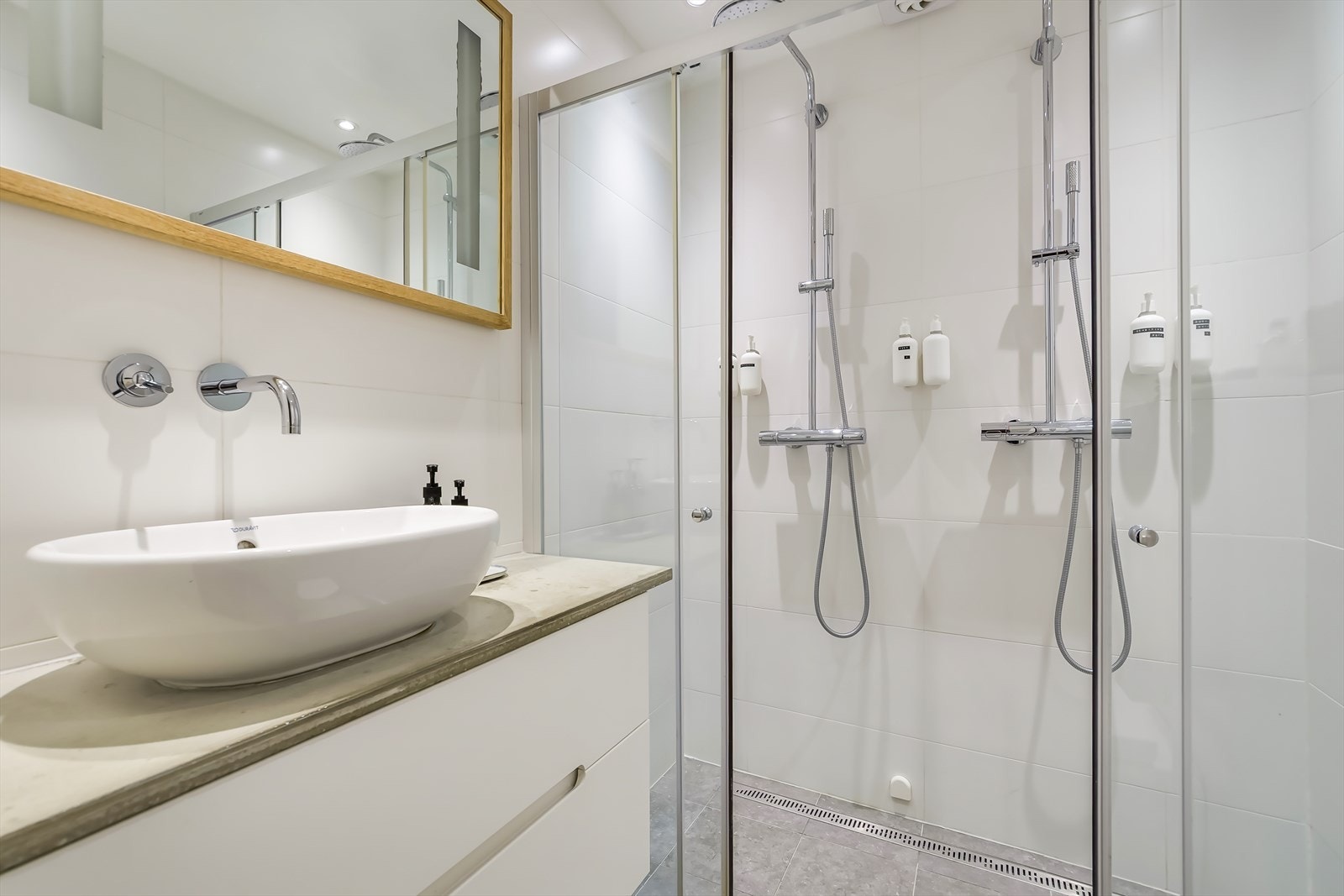 Svært gjennomført med dobbeldusj, stort servantskap og downlights i himling Galleribilde