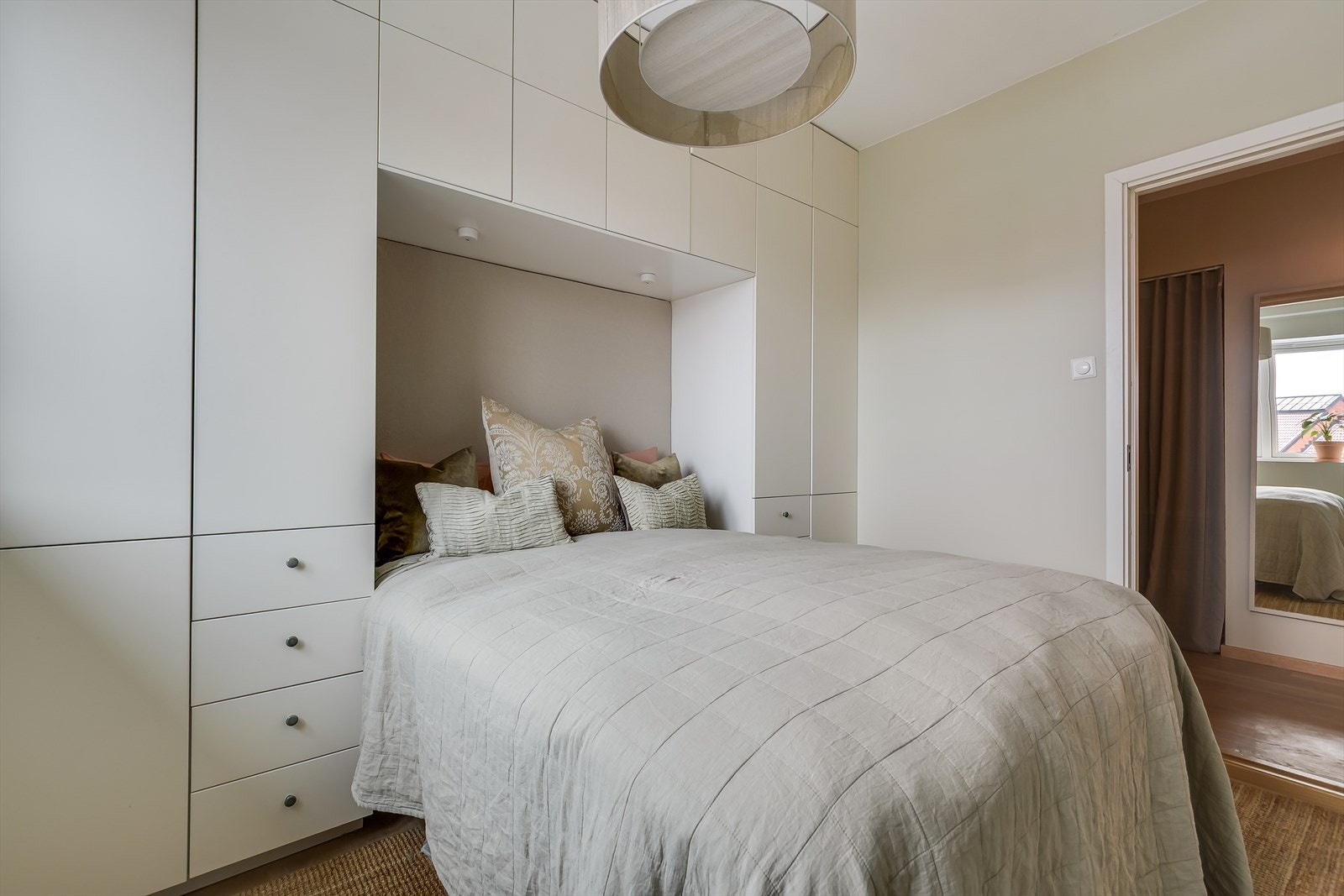 Innfelt sengegavl trukket om i lin - Selger har også byttet knotter på skapene Galleribilde