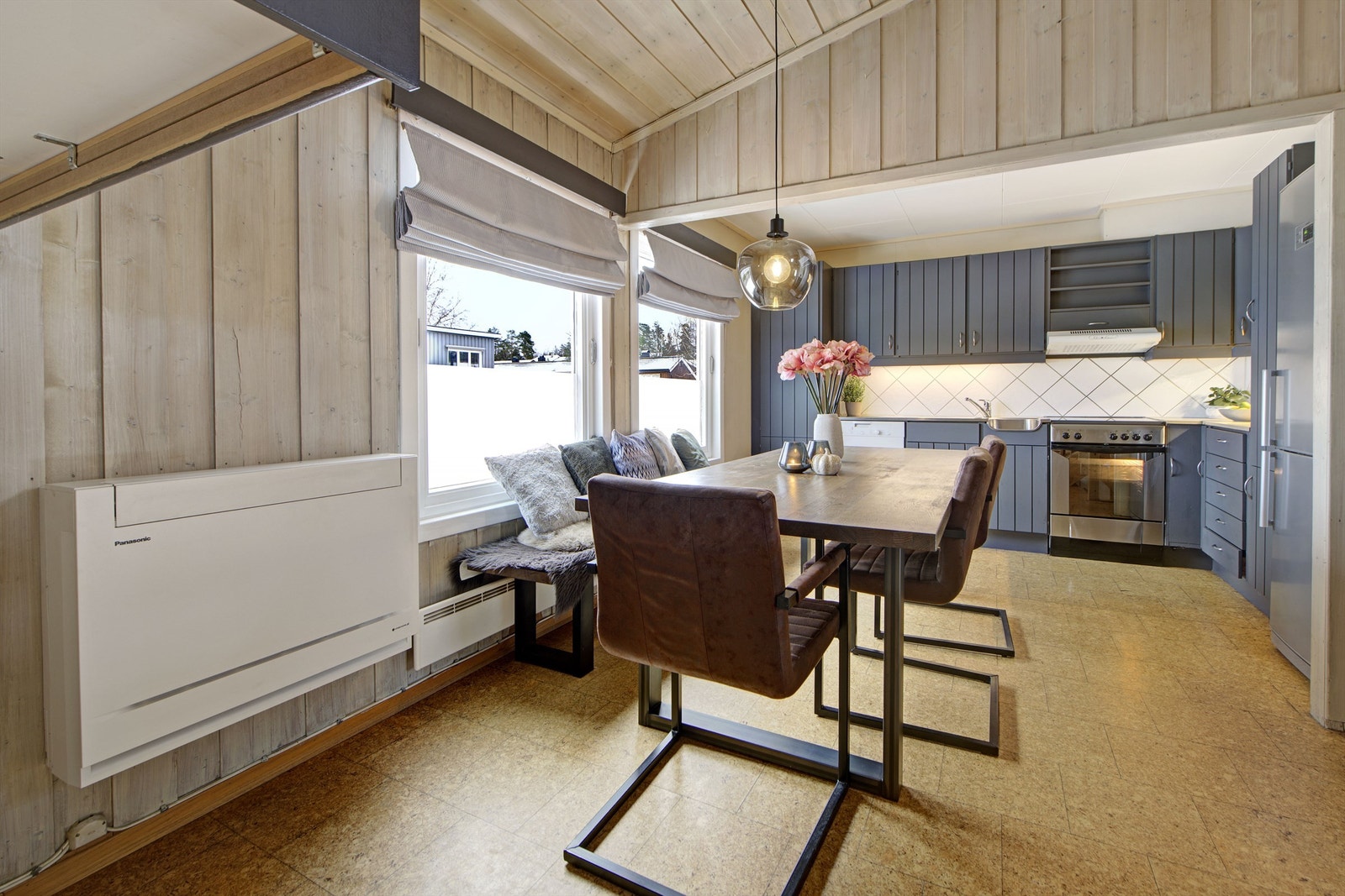 2. etasje (halvplan) - kjøkken - stort kjøkkenrom med store vindusflater - varmepumpe (fra 2019) Galleribilde