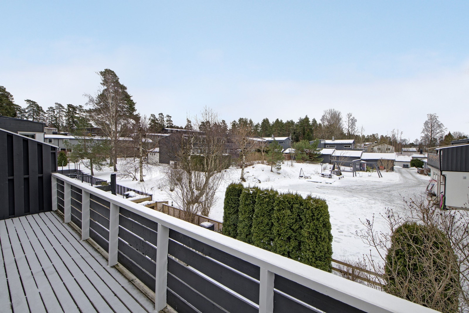 Balkong med adkomst fra stue - høyt og fritt beliggende - gode solforhold Galleribilde