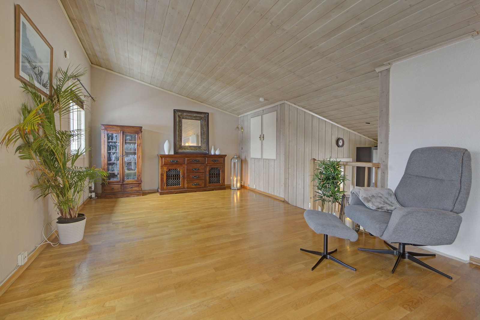 2. etasje - stue - romslig rom med delvis høy himling - luke til lagringsplass Galleribilde