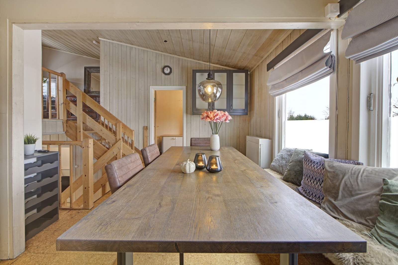 2. etasje (halvplan) - kjøkken - god plass til langbord i stue - delvis høy himling Galleribilde