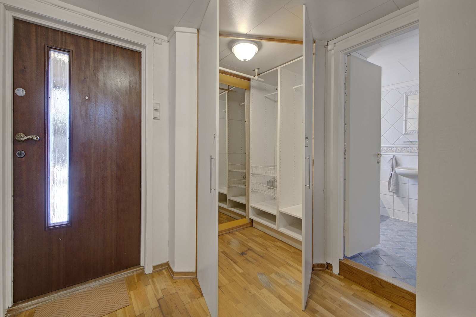 1. etasje - fra entré er det inngang til garderoberom med klesoppheng Galleribilde