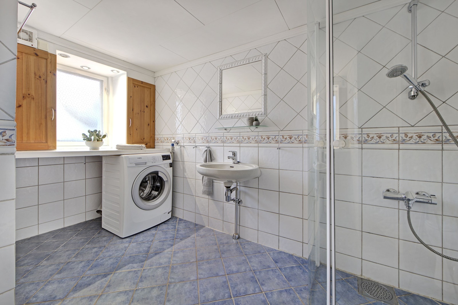 1. etasje - bad - flislagt gulv og vegger, malt himling - gulvvarme (fungerer, men er noe ustabil) - toalett - dusjhjørne - servant - skap- og benkeplass - opplegg til vaskemaskin Galleribilde