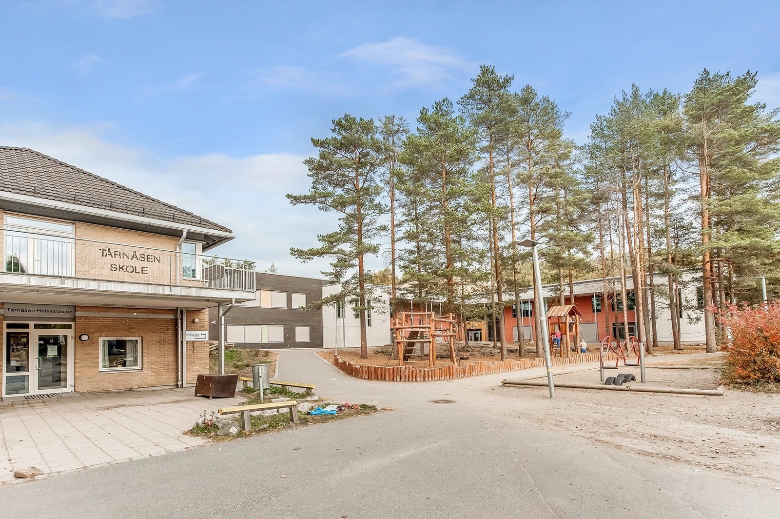 Kort og trygg gangavstand Tårnåsen barneskole - skolen ligger inntil marka Galleribilde