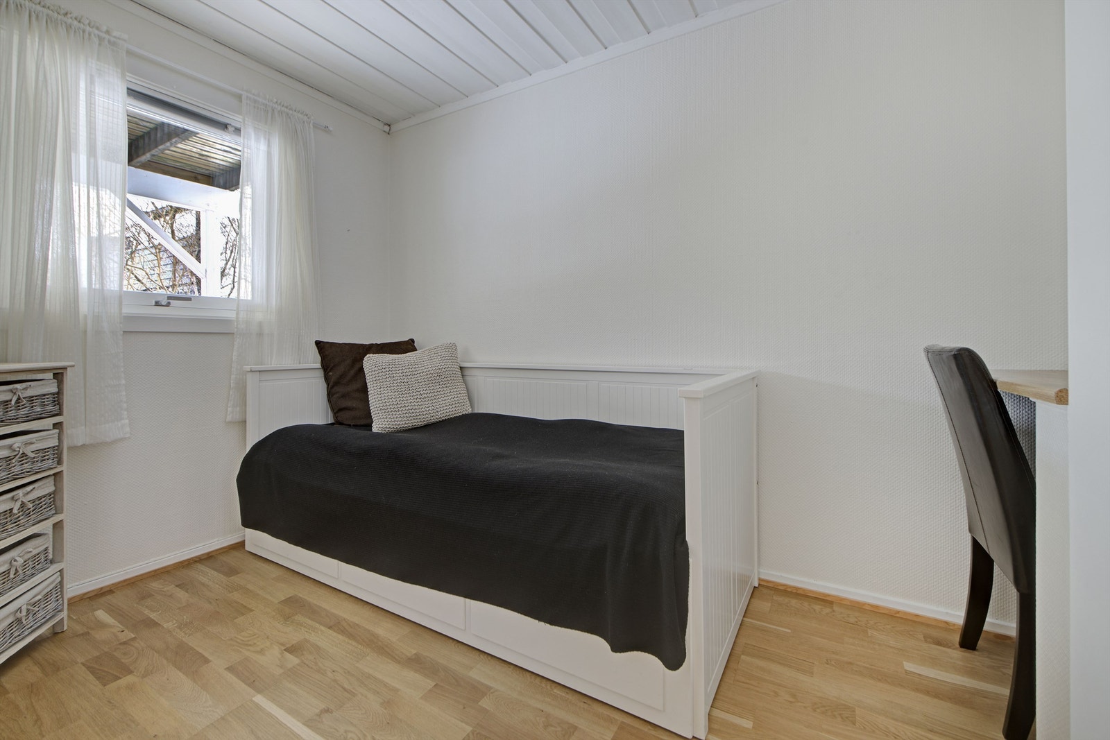 1. etasje (halvplan) - soverom 2 - god størrelse - plassbygget garderobeløsning og skrivebord følger Galleribilde