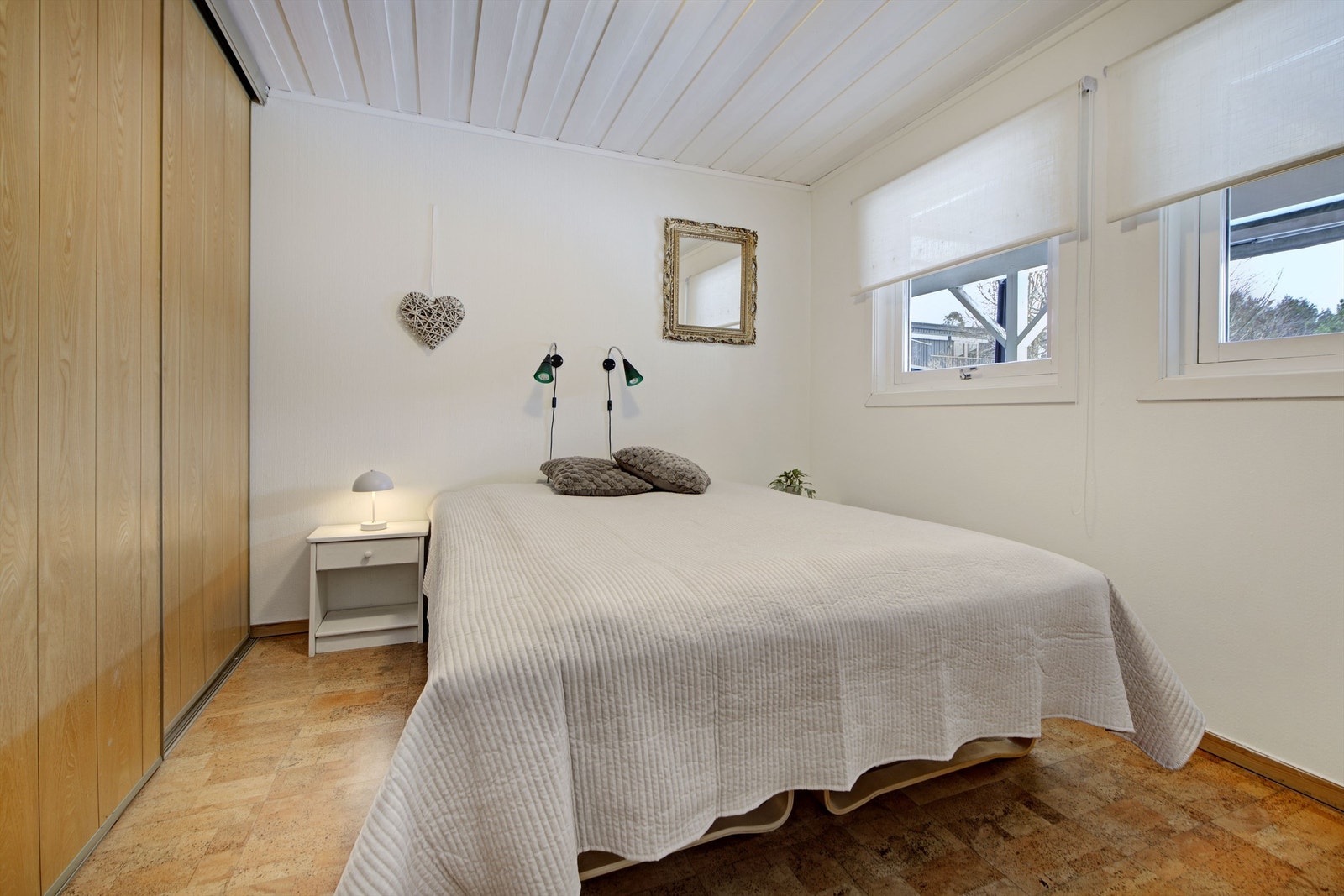 1. etasje (halvplan) - soverom 1 - romslig hovedsoverom med god plass til dobbeltseng - plassbygget skyvedørsgarderobe følger Galleribilde