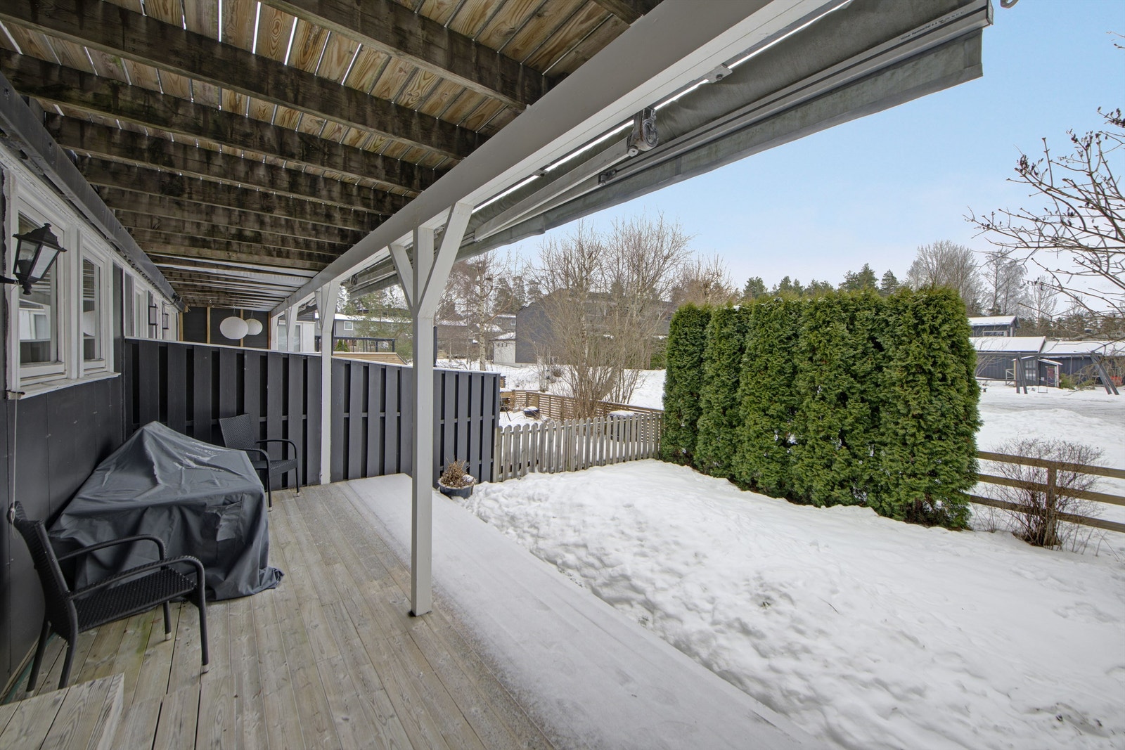 Uteplass med adkomst fra 1. etasje (halvplan) - delvis overbygget uteplass - markise Galleribilde