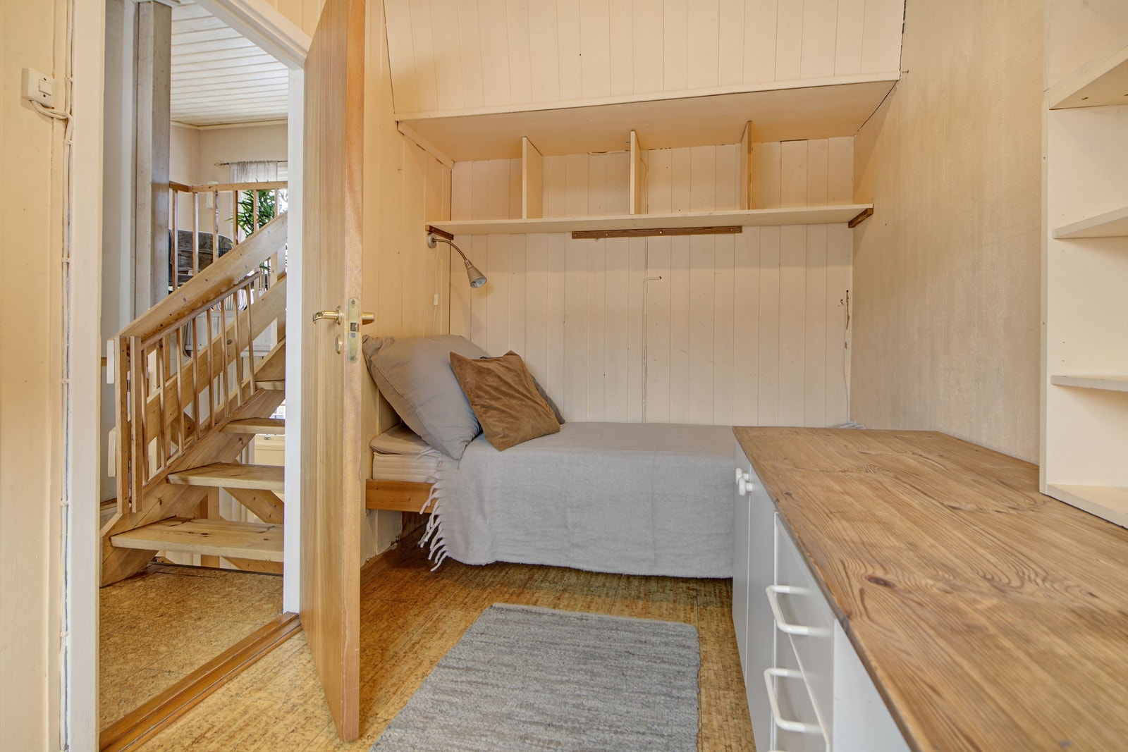 2. etasje (halvplan) - soverom 3 - god størrelse - plassbygget seng og skrivebord følger Galleribilde