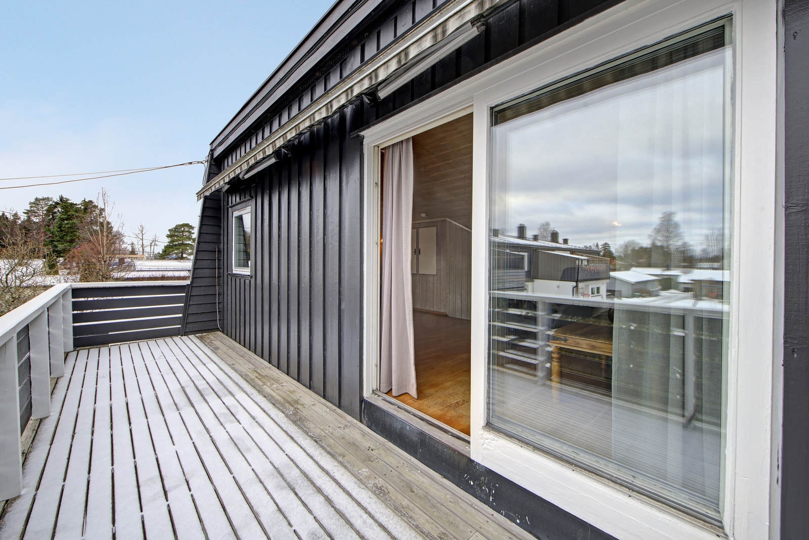 Balkong med adkomst fra stue - via skyvedør - markise -god plass til sittegruppe, spisebord, etc. Galleribilde