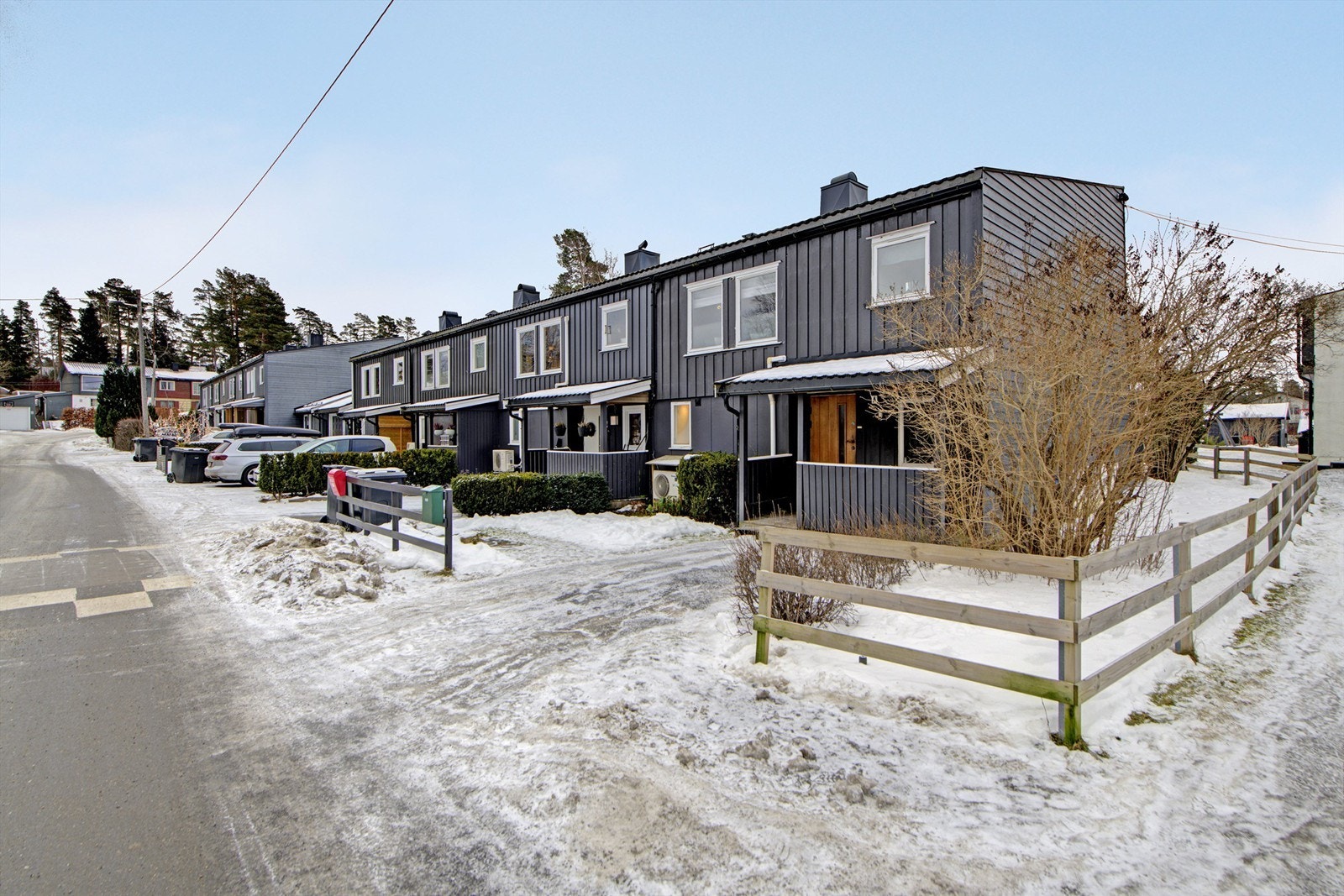 Fasade ved inngangsparti - trivelig boområde med flere barnefamilier i nærområdet Galleribilde