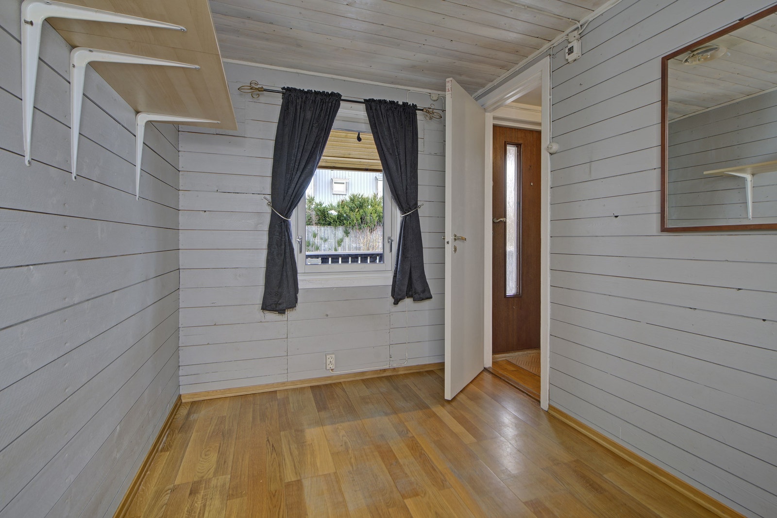 1. etasje - bod - adkomst fra entré - vindu orientert mot inngangsparti Galleribilde