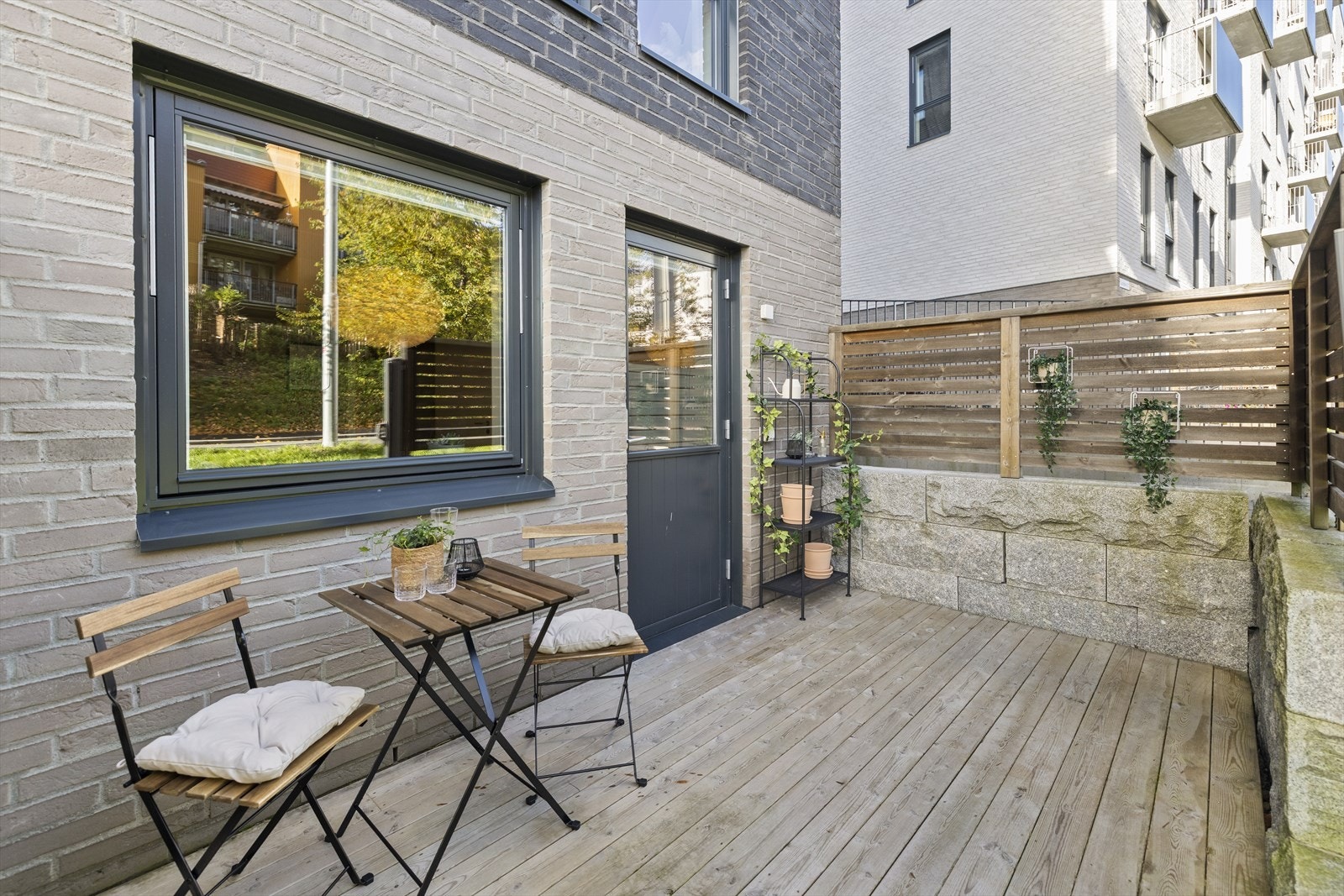 Her kan man ta med kaffekoppen/frokosten og nyte solen fra soloppgang. Galleribilde