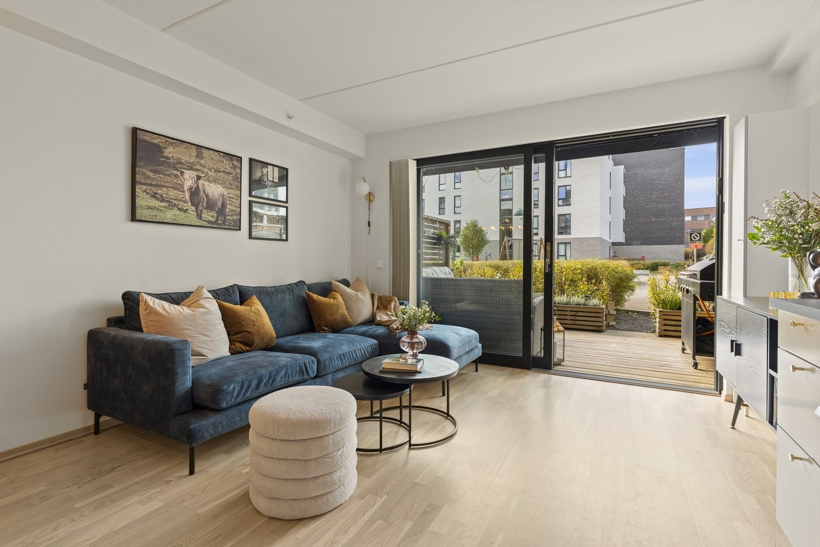 Fra stuen er det utgang til en markterrasse I treverk. Galleribilde