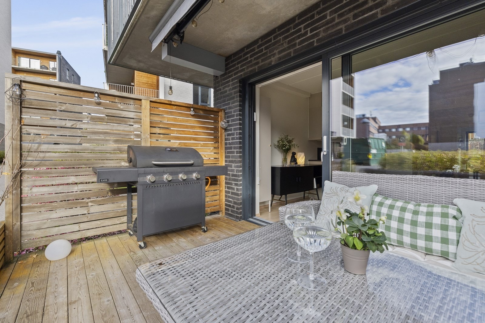 Størrelse ca. 11 kvm inkl blomsterkasser. Galleribilde