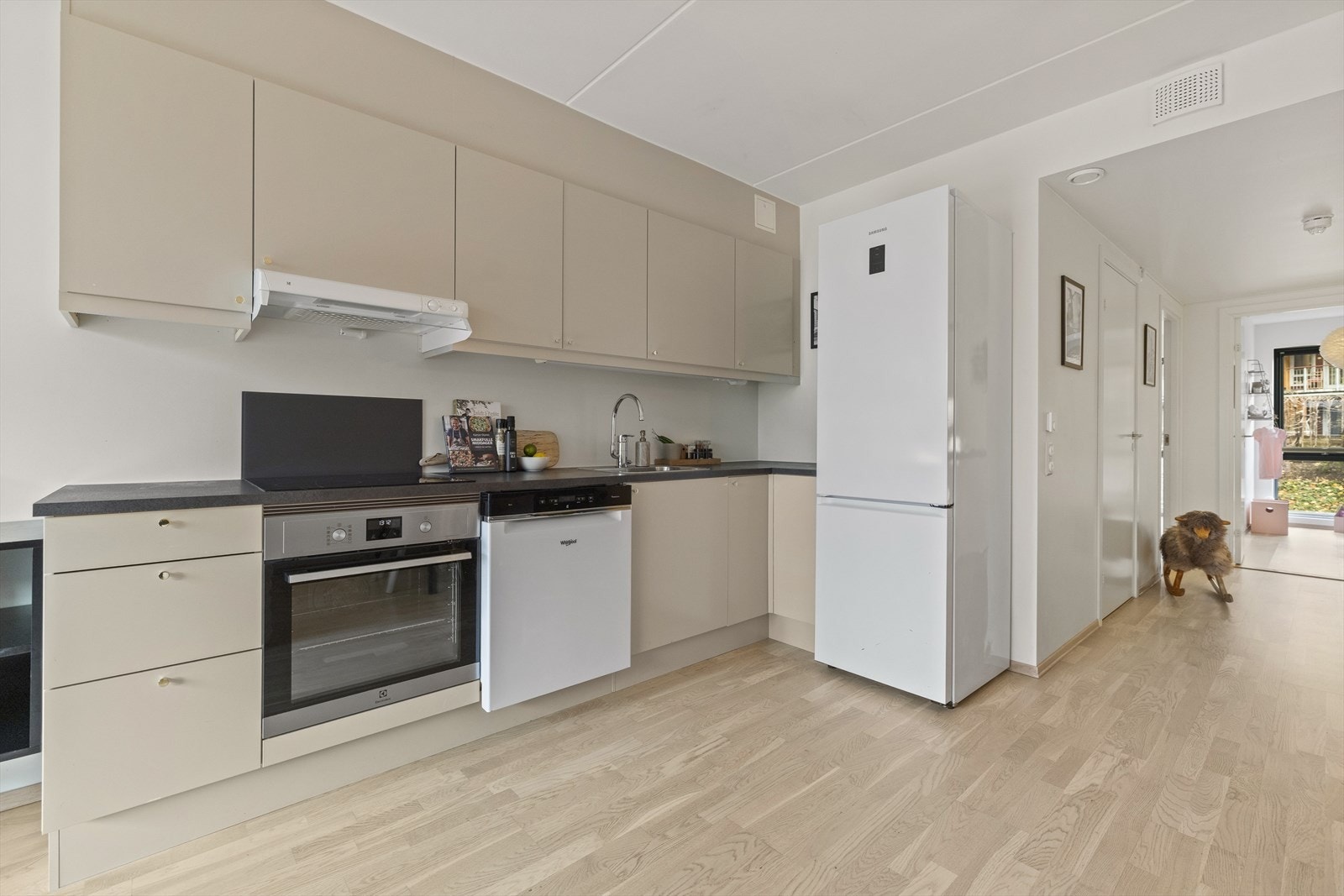 Det er kjøl/fryseskap, oppvaskmaskin, komfyr, induksjonstopp, vannstoppsystem og komfyrvakt. Galleribilde