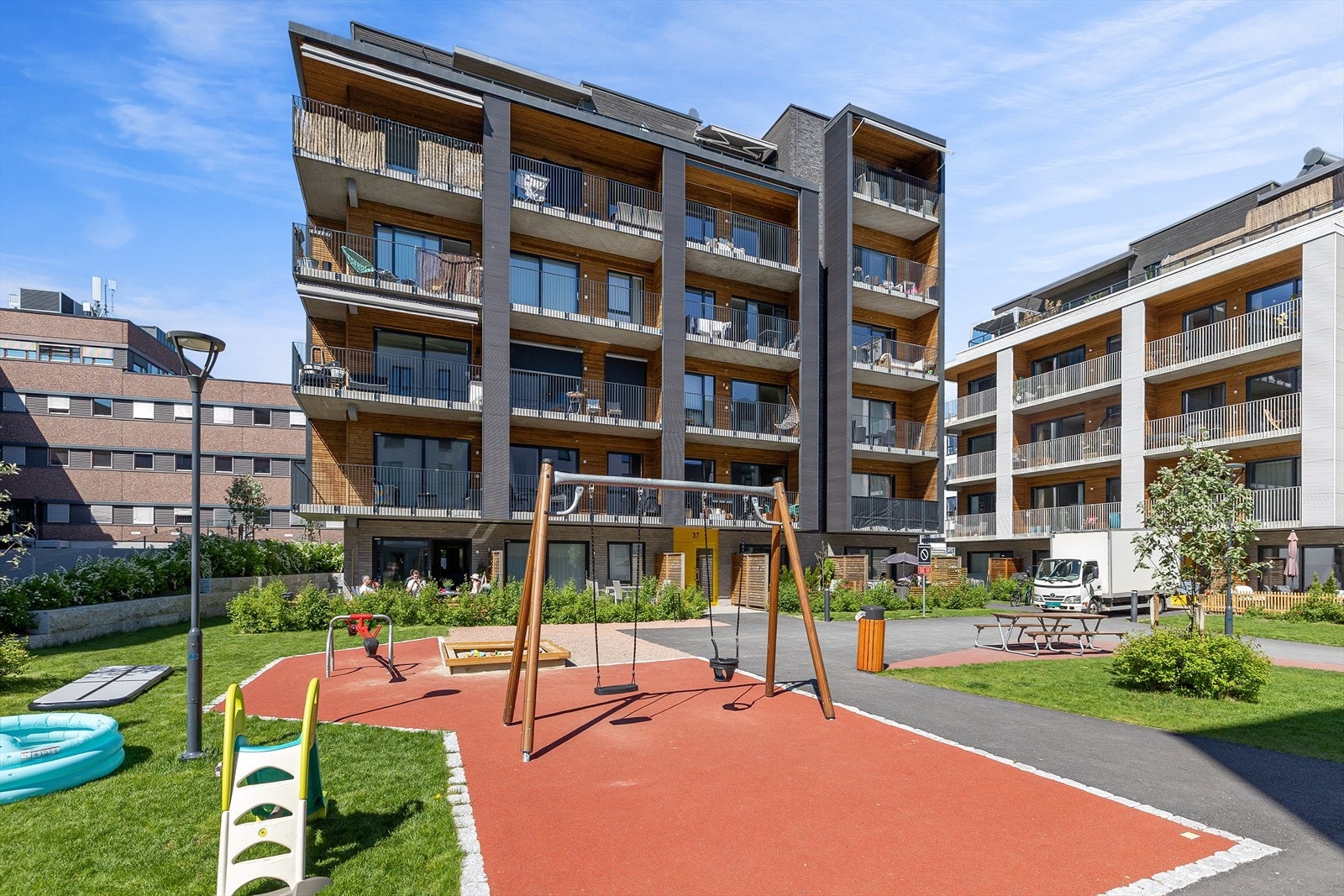 Sittegrupper og lekeområde rett utenfor Galleribilde