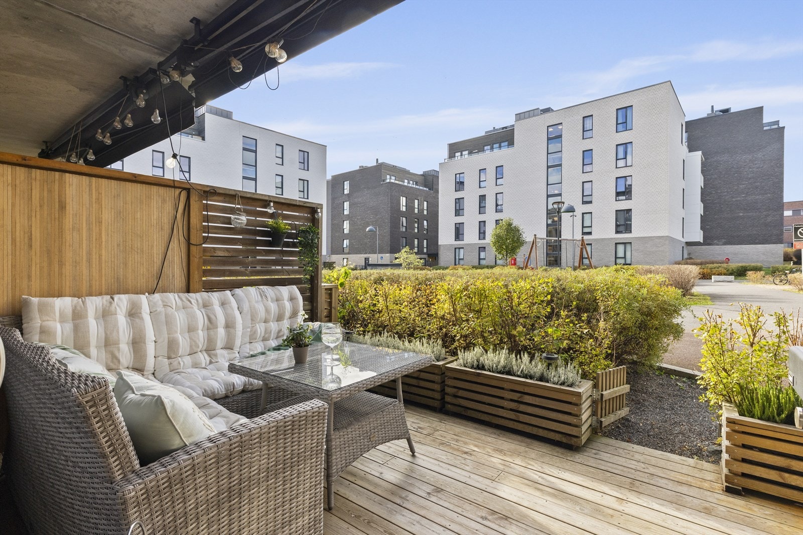 Er du ute etter leilighet med egen inngang og "rekkehusfølelsen"? Velkommen! Her kan man kose seg med ettermiddag og kveldsol. Galleribilde