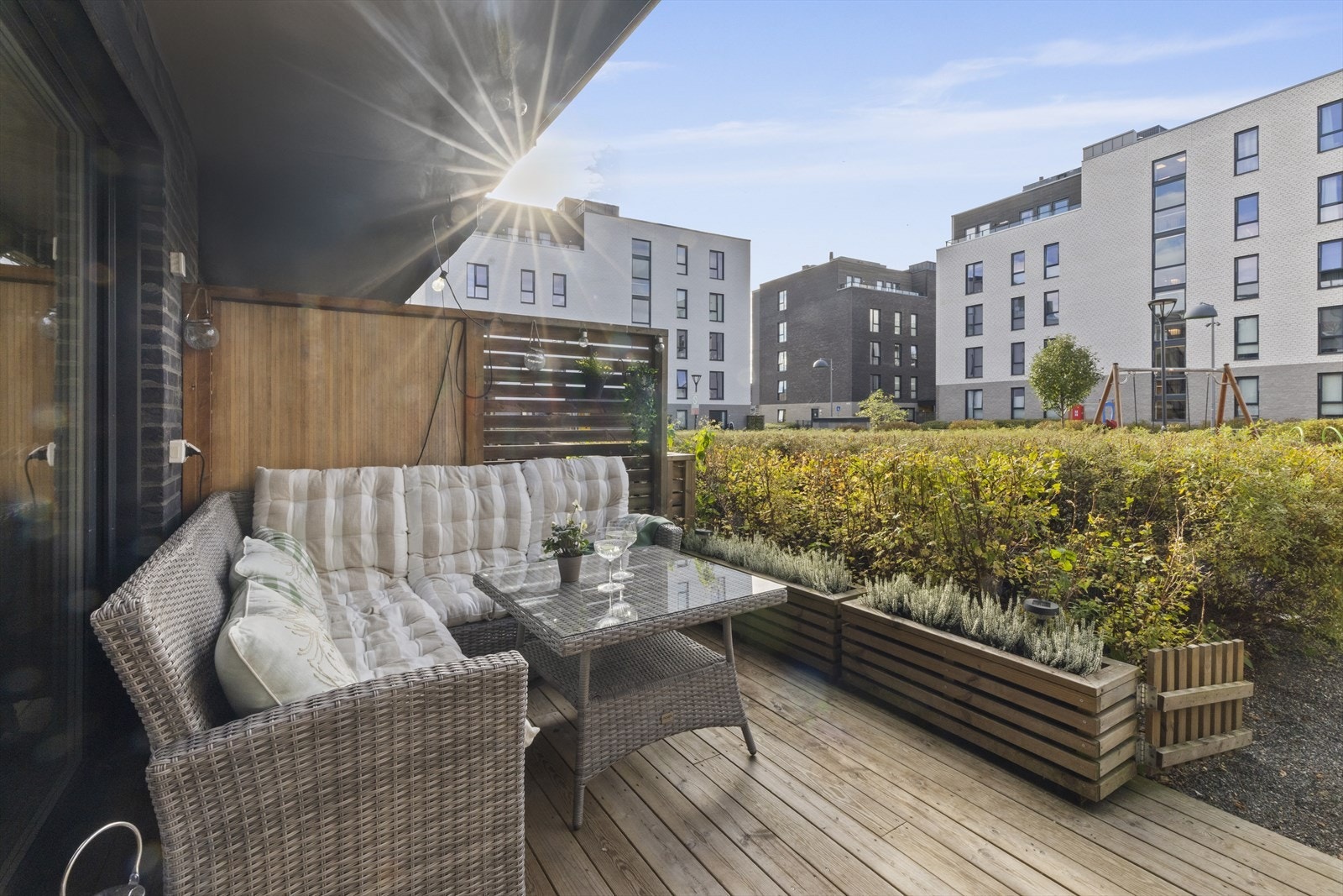 Markterrassen er skilt fra fellesområdet med port som enkelt kan åpnes og lukkes. Galleribilde