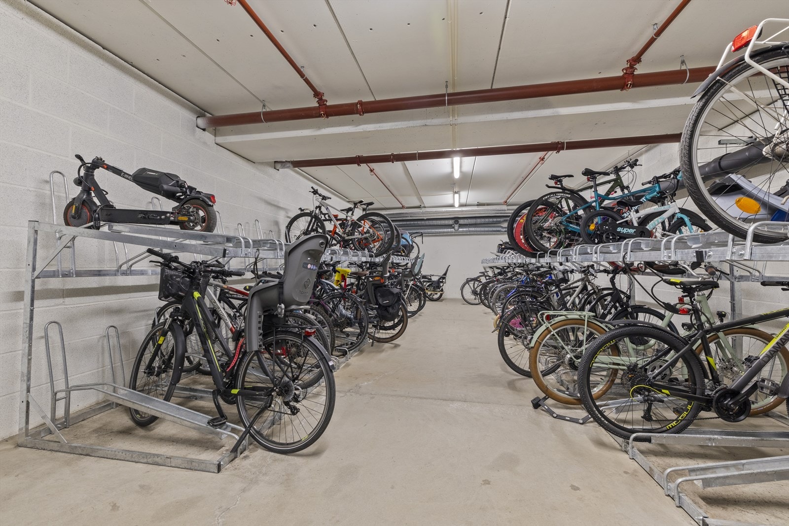 I garasjekjelleren er det en egen sykkelbod. I tillegg står det flere sykkelstativer i selve garasjen. Galleribilde